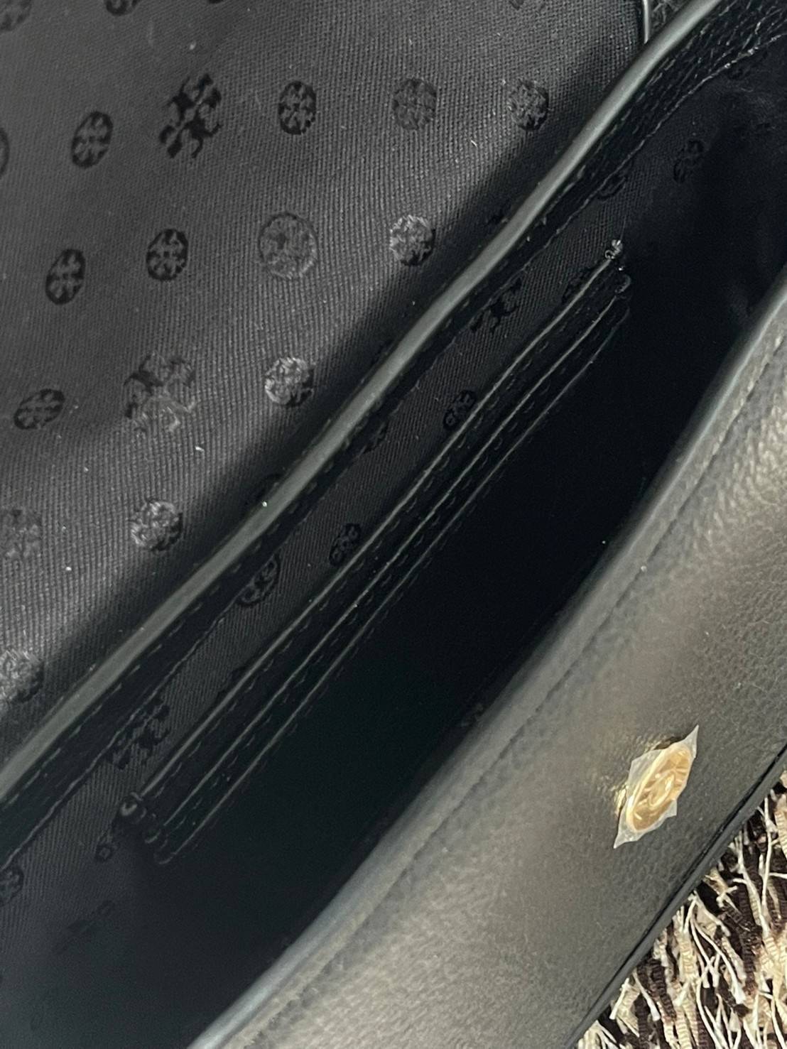 Tory Burch mini Amanda Leather crossbody bag กระเป๋าสะพายทรงครอสบอดี้ ที่ดูเรียบง่ายแต่ยังคงเสน่ห์ความเป็นTory ด้วยโลโก้ที่เป็นซิกเนเจอร์ มีฟังก์ชั่นการใช้งานที่ง่าย และคล่องตัว ทำให้สะดวกใช้งานได้ทุกที่ทุกเวลา สุดคลาสสิกและดูแพงด้วยโลโก้ด้านหน้าอะไหล่สีท