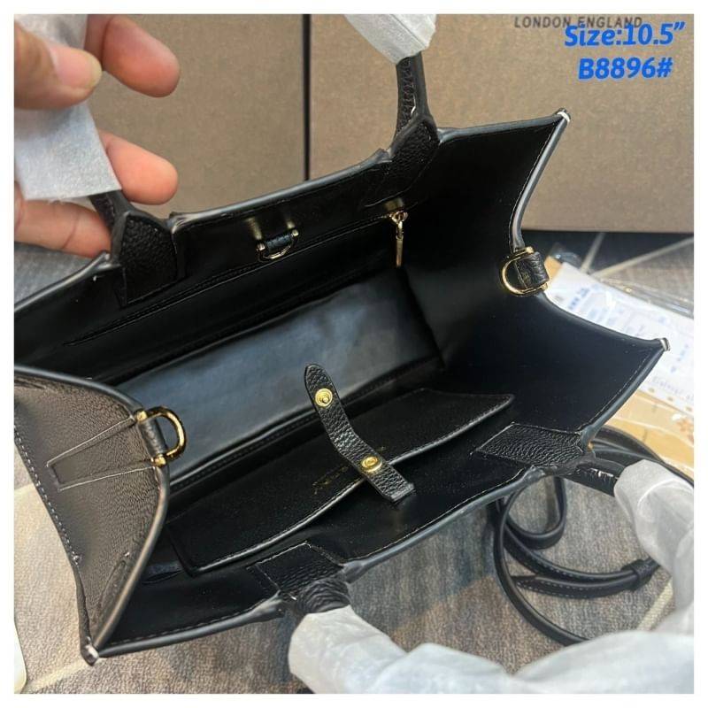 Burberry Small Frances Tote Bag / Burberry Tote Bag สวยหรูดูดีเกินต้าน กับกระเป๋าถือทรงสวย ดีไซน์ผู้ดีเรียบหรู ถือขับผิวไปเลยทุกสี สวยคม มาพร้อมหูจับในตัว พร้อมสายสะพายยาว งานจริงดีงาม สาวๆได้ไปรับรองประทับใจแน่นอนจ้า