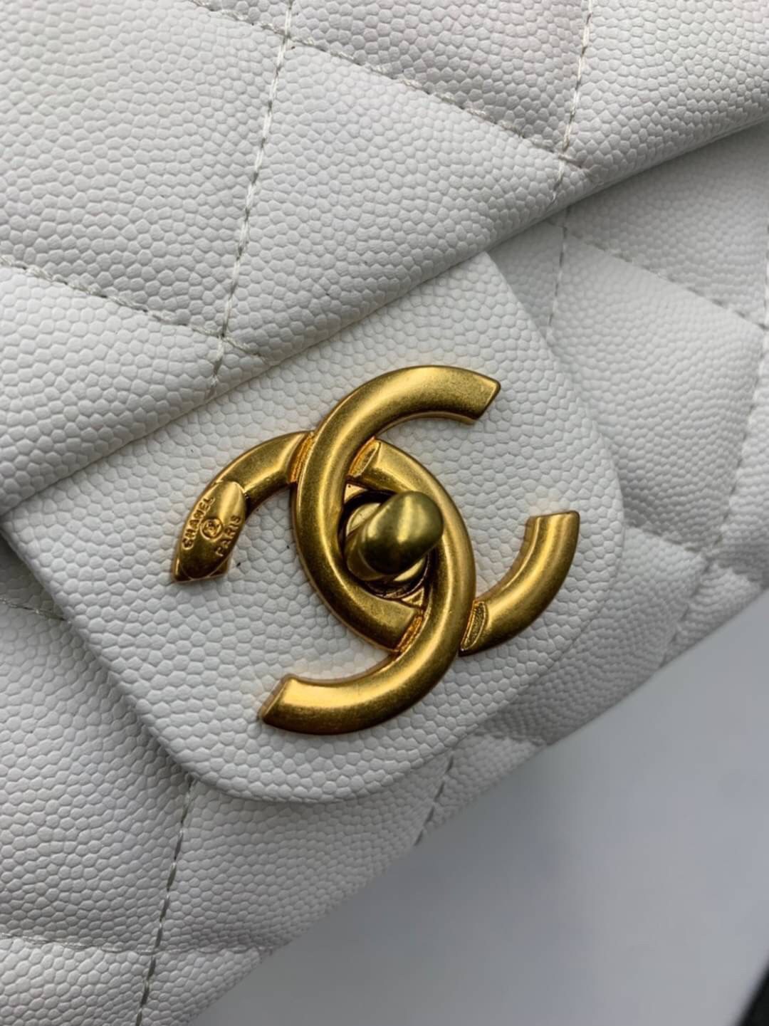 หนังแท้ VIP GIFT CHANEL Small Black Quilted Caviar Classic Flap Coin Charm Soul Chain คอลเลคชั่นใหม่ล่าสุดเลยค่ะ สายสะพายเก๋มาก ห้อย charm วงกลมสีทอง หนังคาเวียสีดำขนาด 8.5” ใส่ iPhone ได้ทุกรุ่นใส่ได้สบายๆ เลยค่ะ รุ่นใหม่เริ่ดมากจ้า