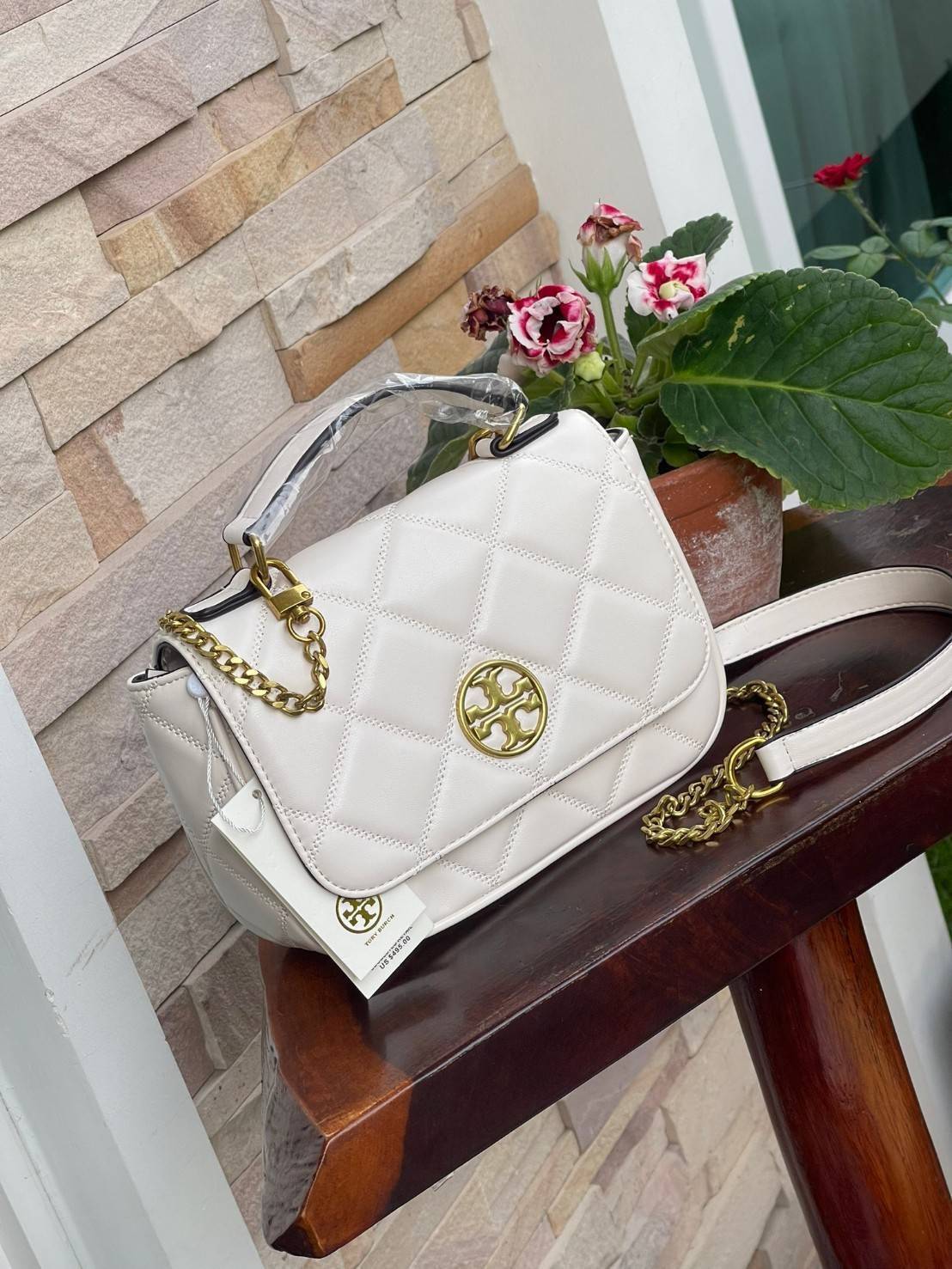 Tory burch crossbody and mini top handle Bag กระเป๋าถือที่มีดีไซน์แสนจะธรรมดาแต่ให้ลุดสุดชิด โดยลวดลายการเดินด้ายกระเป๋าที่มีรสนิยมดูแล้วคลาสสิค ตัวกระดุมของกระเป๋าเปิด-ปิดได้ง่าย หนังมีความนิ่ม จะถือก็ให้ความเก๋ได้อีกแบบ เหมาะกับการไปเที่ยวทั้งในวันสบาย