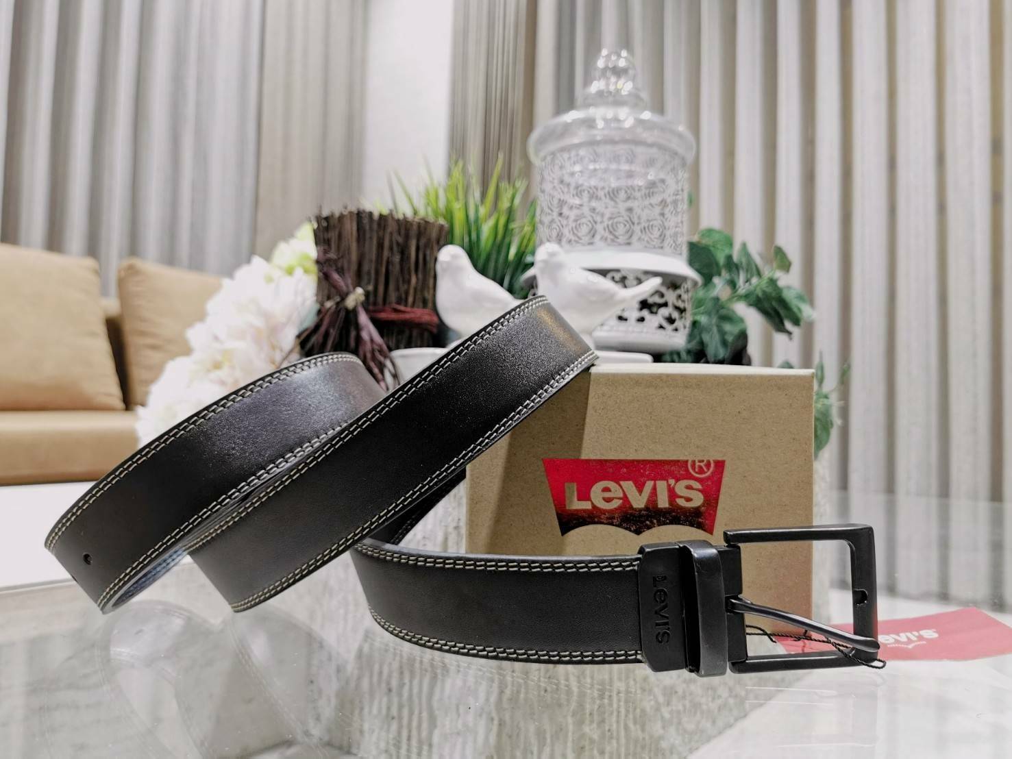 Levie's men reversible Leather Belt Gift Box รุ่นยอดนิยมสายเข็มขัดด้านหนึ่งเป็นสีดำอีกด้านเป็นสีน้ำตาลสามารถสลับด้านใช้ได้ หัวเข็มขัดอะไหล่โลหะปั้มโลโก้สามารถปรับพลิกหน้าหลังได้ดีไซน์คลาสสิคเข้าได้กับทุกชุดสายสามารถปรับได้หลายระดับ แข็งแรงทนทานสินค้า