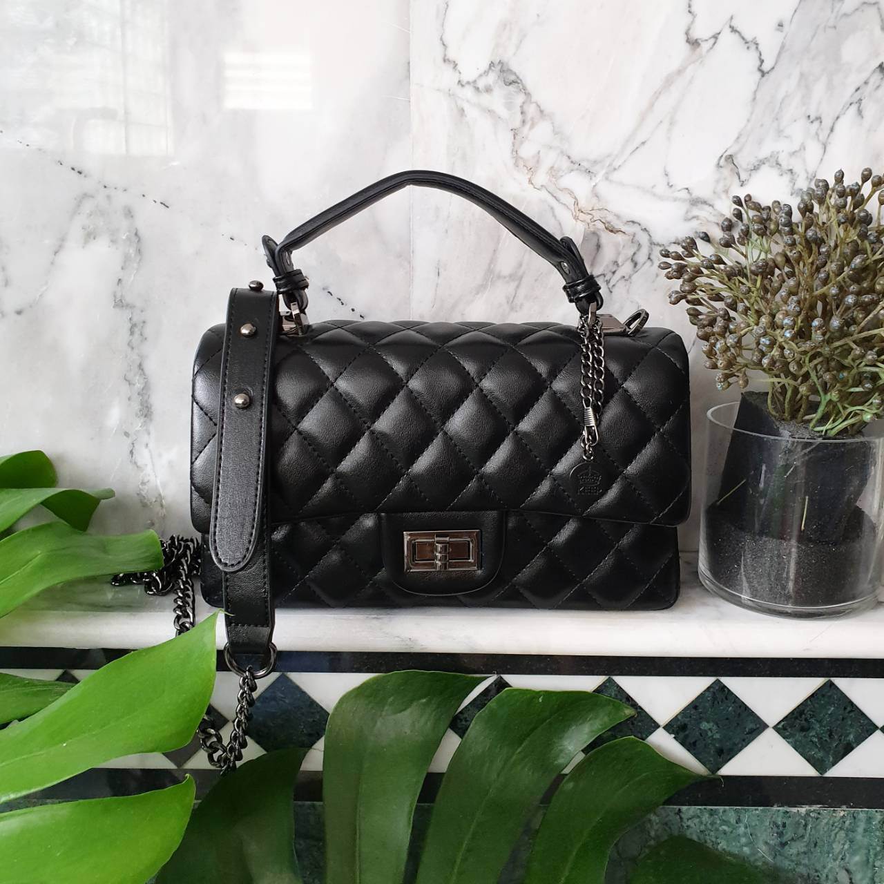 สินค้าเข้าใหม่ KEEP รุ่น Coco chain handbag ✨กระเป๋าทรงหรูวัสดุทำจากหนังแกะสังเคราะห์ หนัง นิ่ม ฟู ตึง สวยอยู่ทรงตามแบบฉบับของแบรนด์ รุ่นใหม่ตัวนี้ปักลายตารางสวยหรู การเย็บประณีตทุกตาราง อะไหล่สีดำ เงา เกรดพรีเมี่ยม ✨รุ่นนี้ดีไซน์มีหูหิ้ว สา