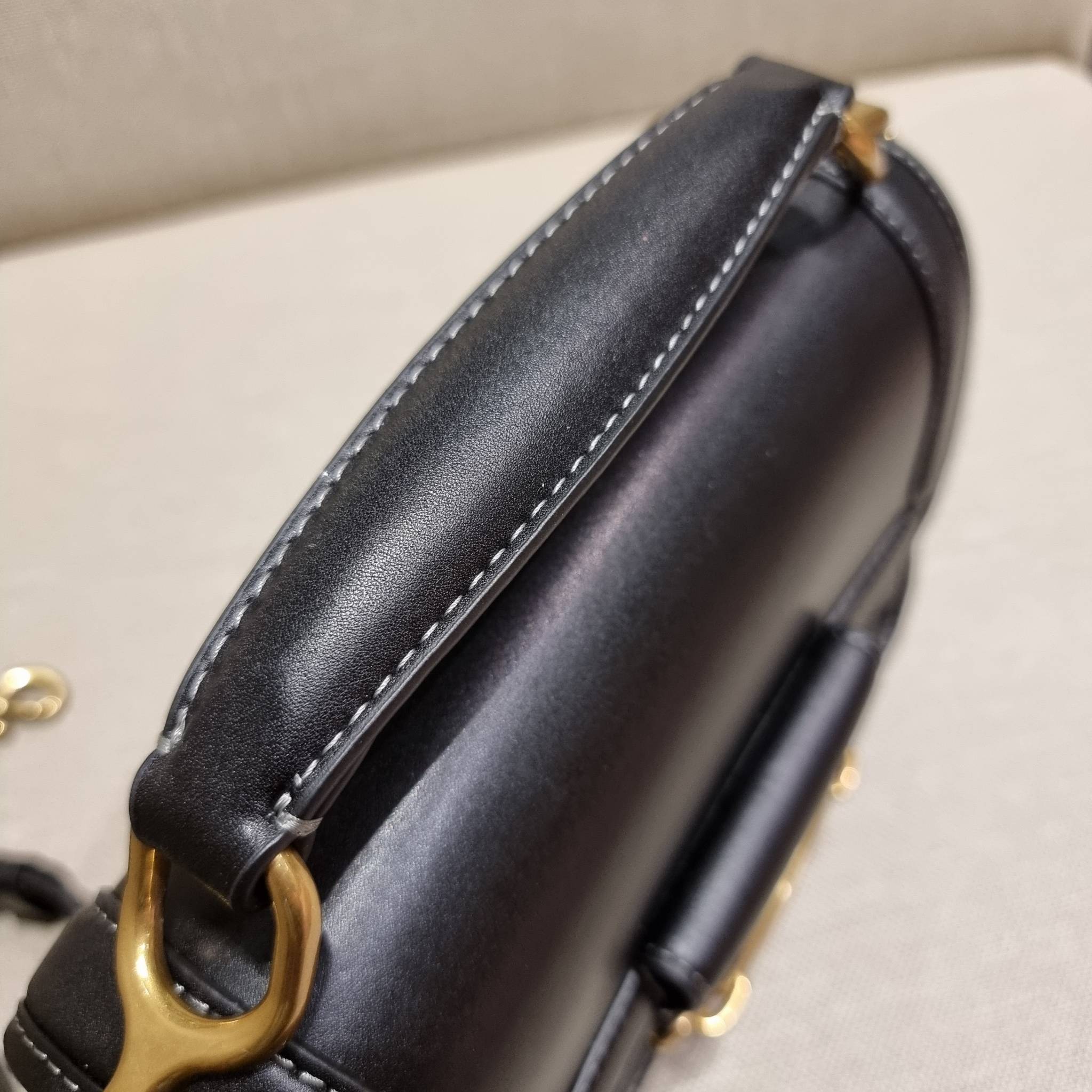 COACH C8449 HERO SHOULDER BAG / COACH C8450 HERO SHOULDER BAG IN SIGNATURE CANVAS ดีไซน์ใหม่ล่าสุด ที่มาพร้อมความหรูยกระดับ กระเป๋าถือ/สะพายข้าง ออกแบบทรงสวย คลาสสิค ขนาดกำลังพอดี ไม่ว่าจะถือ หรือสะพายสายครอส ก็ดูดีแบบไม่ต้องแต่งเติม วัสดุหนังแท้เต็มใบ ฝา