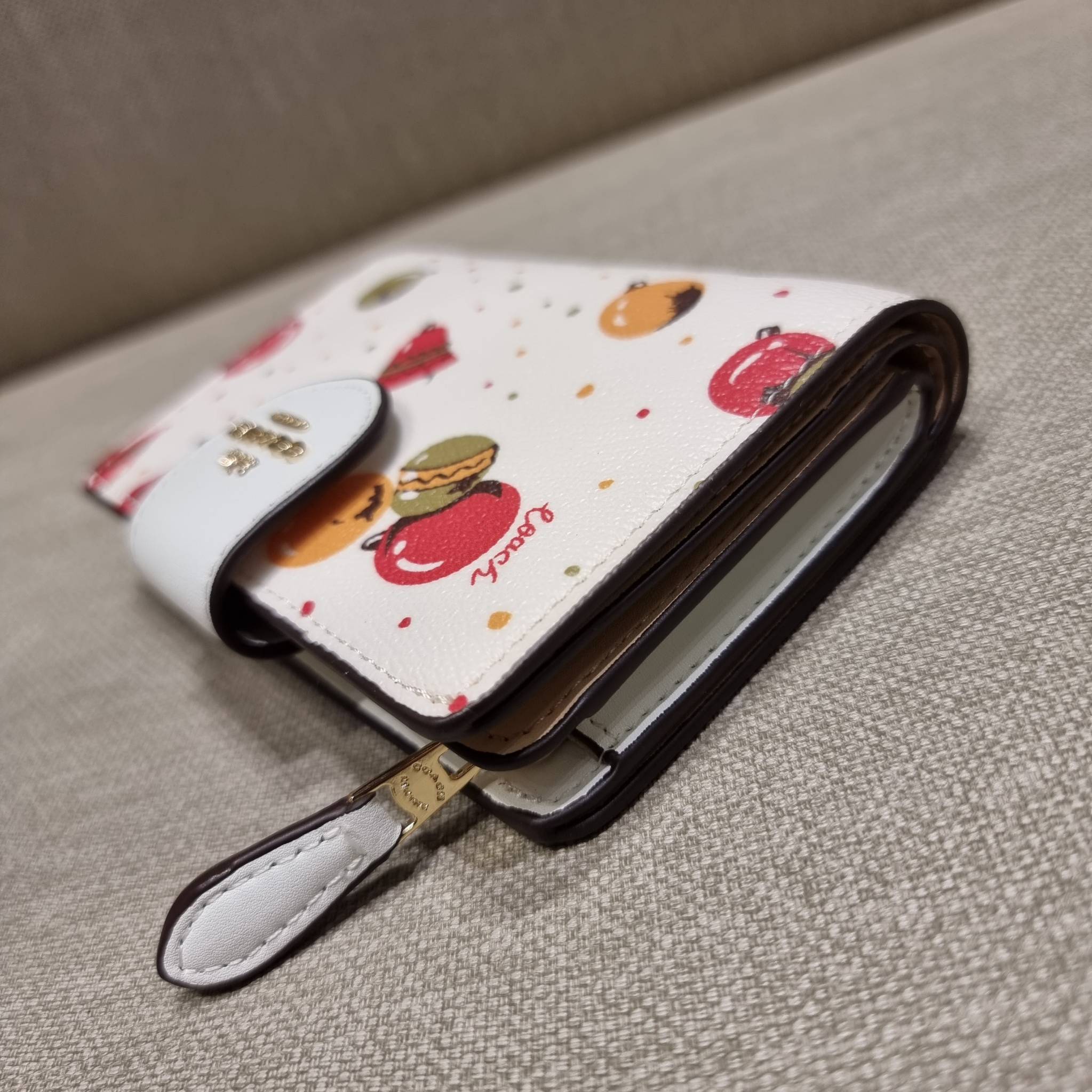 COACH C7414 MEDIUM CORNER ZIP WALLET WITH ORNAMENT PRINT คอลเลคชั่นใหม่ กระเป๋าสตางค์ใบกลาง ดีไซน์ใหม่ สุดหรู คละลายพริ้นท์เต็มใบ น่าใช้ไปอีก วัสดุหนังแคนวาสเคลือบลาย ภายในมีช่องใส่บัตร ใส่ธนบัตรได้ครบ และมีช่องซิปแยก ใบจริงสวยมากๆ แนะนำจ้า ราคาสุดคุ้มครบ