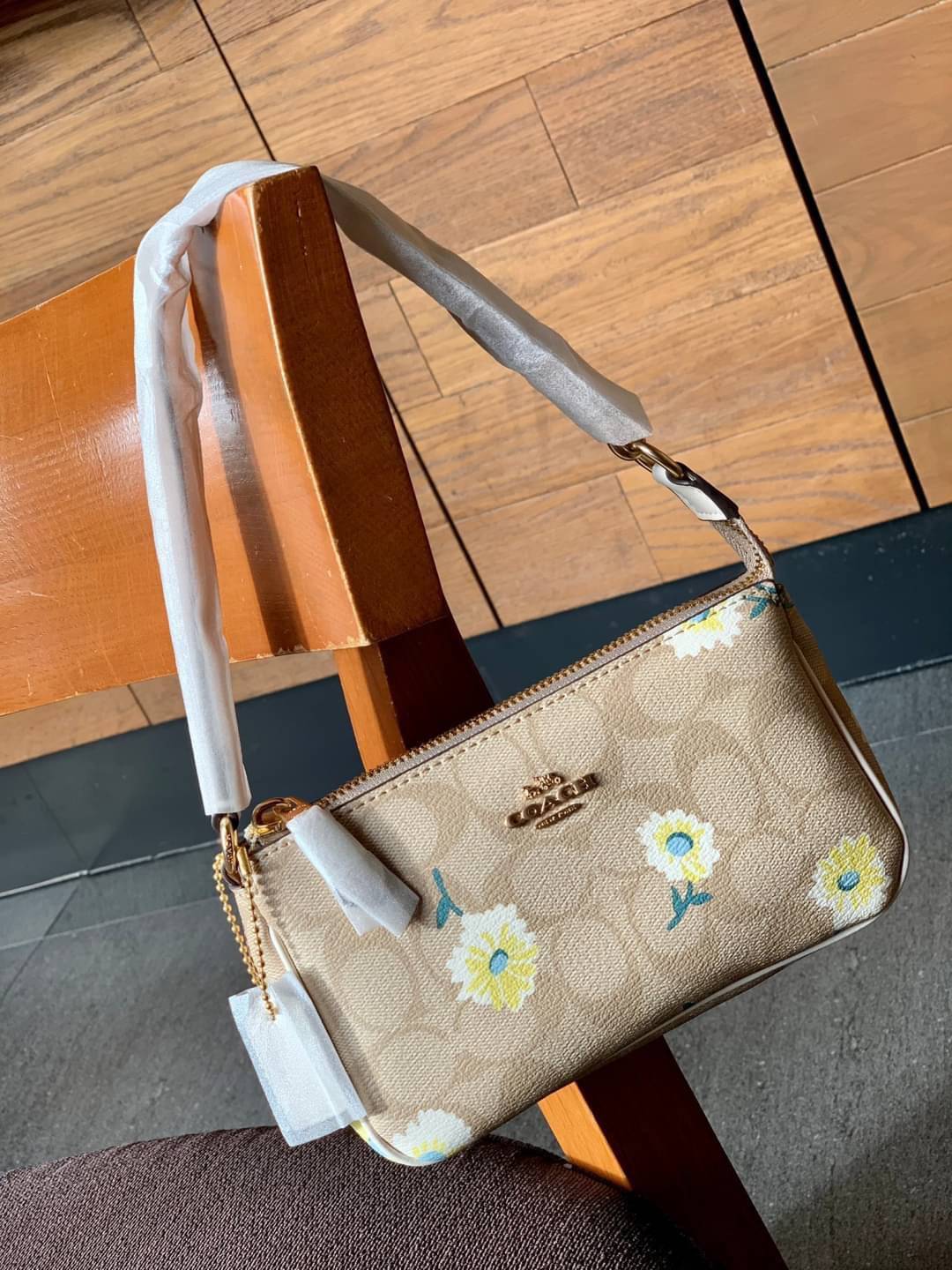 ไอเทมห้ามพลาดจร้าา COACH NOLITA SIGNATURE WITH DAISY PRINT ((C3357)) พร้อมส่งที่ไทย รุ่นต้องมีค่ะ! กระเป๋าหิ้วหรือคล้องมือ หนังแคนวาสปริ้นลายดอกDaisy สวยงาม น่าใช้มากค่ะ เปิดปิดกระเป๋าแบบซิป ภายในสามารถใส่มือถือได้ทุกรุ่น;กระเป๋าเงินใบกลางได้;พร้อมช่องเสี