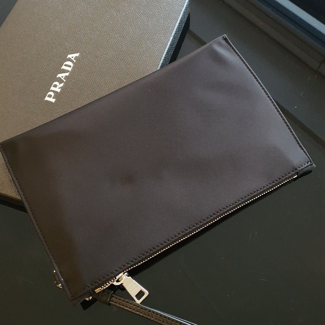 PRADA Clutch Bag / Prada Re-Nylon Logo-Plaque Clutch Bag - Black รุ่นใหม่พร้อมส่ง! กระเป๋าคลัชต์ กระเป๋าคล้องมือ แบรนด์ Prada อีกรุ่นที่ขนาดกำลังน่ารัก ตัวกระเป๋า เป็น Nylon เต็มใบ กันน้ำ