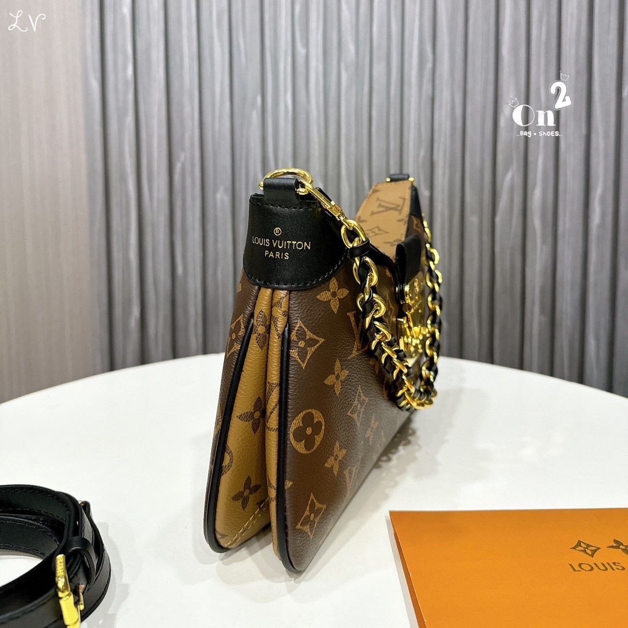LV Twinny Monogram Reverse Bag กระเป๋าสะพายสุดคลาสสิก สวยหรู แต่งขอบหนังพร้อมตกแต่งตัวล็อกแบบ S Lock สุดไอคอนิกและหูจับสายโซ่ถักอย่างลงตัว มาพร้อมสายสะพายที่ปรับเป็นสายสั้นเพื่อคล้องแขนและสะพายไหล่หรือปรับเป็นสายยาวสำหรับสะพายเฉียง แมตช์ได้กับการแต่งกายทุ