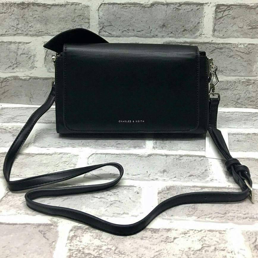 RESTOCK!! CHARLE & KEITH OVERSIZED KNOT CLUTCH กระเป๋าสะพายคลัช ออกแบบช่องเป็นรูปโบว์กระเป๋าทรงคลัช ดีไซน์สวยออกแบบช่องสอดมือเป็นโบว์ มาพร้อมสายสะพายยาวปรับได้ ถอดออกถือเป็นคลัชก็ได้ เปิด-ปิดด้วยกระดุมแม่เหล็ก ด้านในมี 1 ช่อง พกพาสะดวก ถือไปเดท ไปงาน สะพา