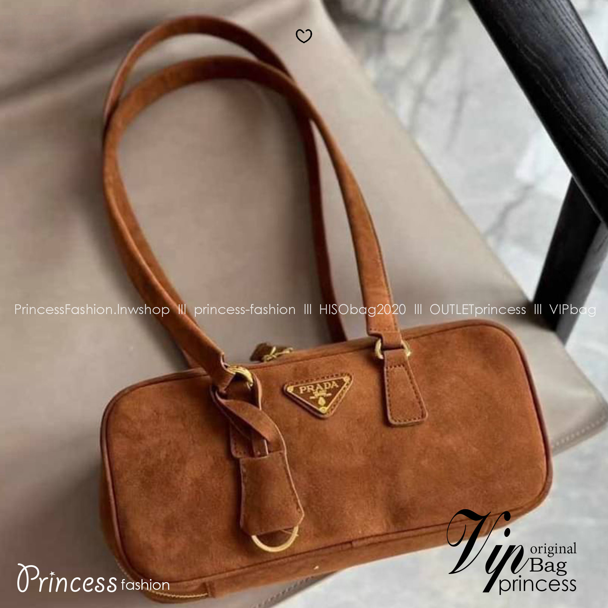 PRADA Suede Shoulder Bag กระเป๋าถือ/สะพายไหล่สุดชิค งานหนังกลับสวยเก๋ สวยเด่นเป็นเอกลักษณ์มาก ดีไซน์เรียบแต่มากมีอยู่จริง สวยดูแพง ที่ไม่มีตอนนี้คือพลาด