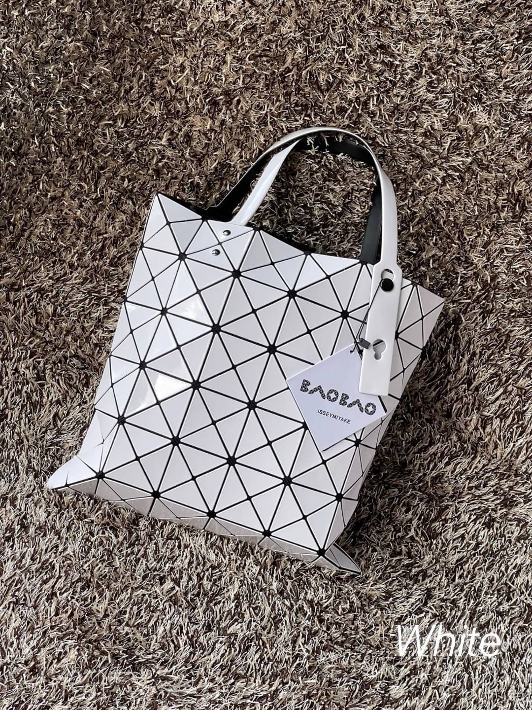 Baobao Issey Miyake 6x6 กระเป๋า Tote รุ่นนี้ถือว่าเป็นกระเป๋า Tote ไซส์กลางที่เหมาะกับการพกพาสิ่งของที่จำเป็นในทุก ๆ วัน มาพร้อมสายที่สามารถปรับได้ทั้งสองสาย และมีช่องใส่ของช่องเล็กด้านใน 1 ช่อง จุของได้เยอะแถมยังทนทาน ใช้เป็น Everyday Bag ได้เลยคะ พกพาสะ