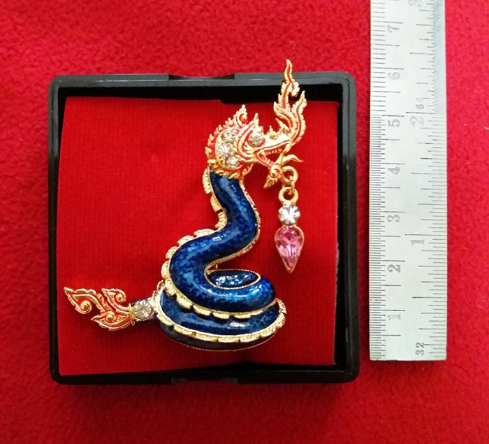 สินค้าหมดค่ะ เข็มกลัดพญานาคสีน้ำเงินประดับพลอยพร้อมกล่องและใบคาถาค่ะ