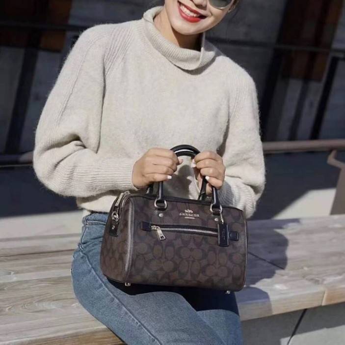 COACH ROWAN SATCHEL IN SIGNATURE CANVAS (COACH F83607)🌺ระดับตัวTOP ยกให้เธอเลย กับรุ่นนี้💃//หมอน 10" รุ่นมีช่องซิปด้านหน้า สามารถแยกเก็บของสำคัญๆได้อย่างเป็นสัดส่วน สำหรับใครที่ชอบกระเป๋าที่จุของได้เยอะๆ รุ่นนี้ตอบโจทย์ได้เลย แนะนำว่า
