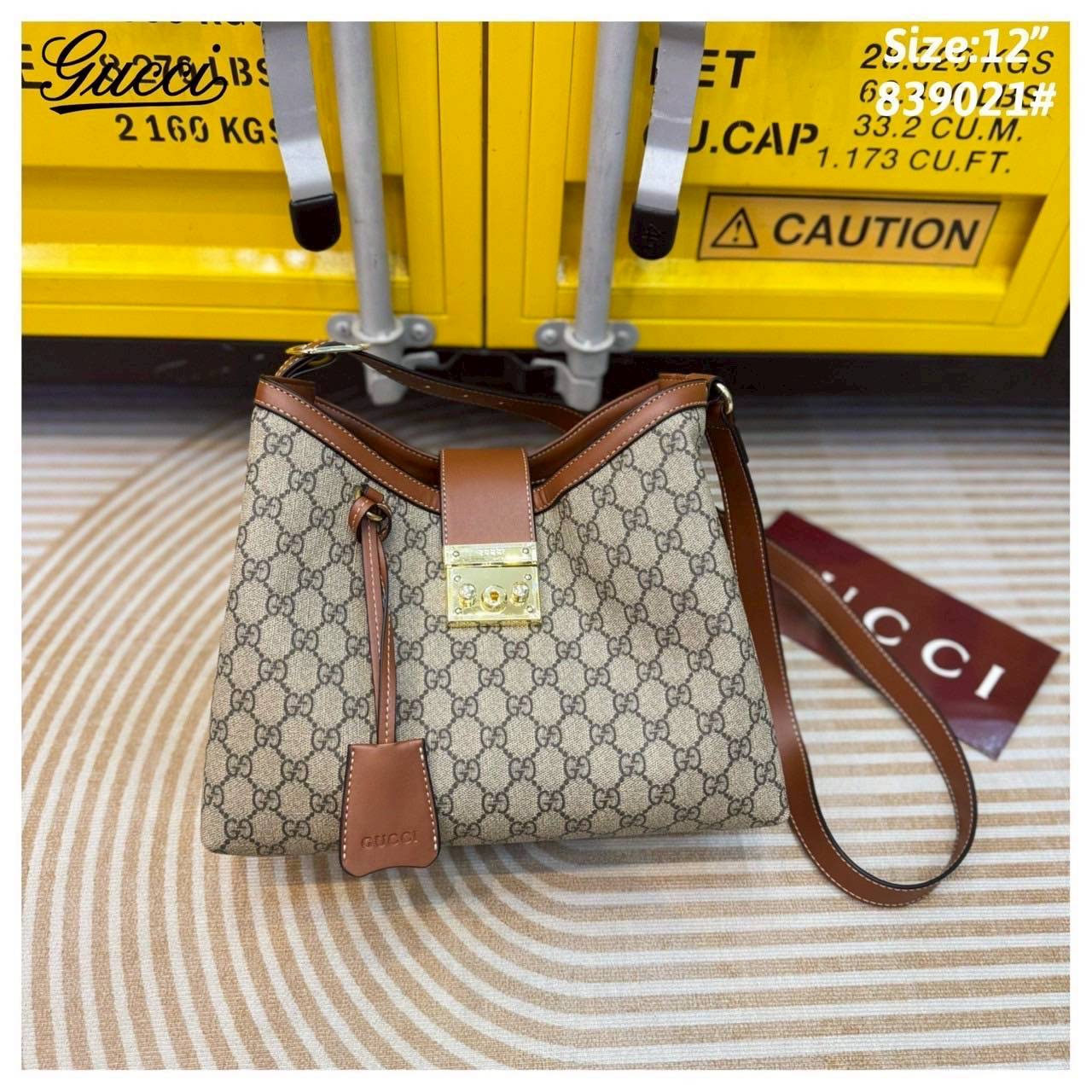 Gucci Padlock large shoulder bag กระเป๋าสะพายใบใหญ่ ในคอลเลกชั่น Pre-Fall 2025 แพดล็อกนำเสนอรูปทรงร่วมสมัยที่สามารถใช้งานได้หลากหลายสไตล์ สวยผู้ดีรูปทรงใช้งานง่าย วัสดุหนังแคนวาส