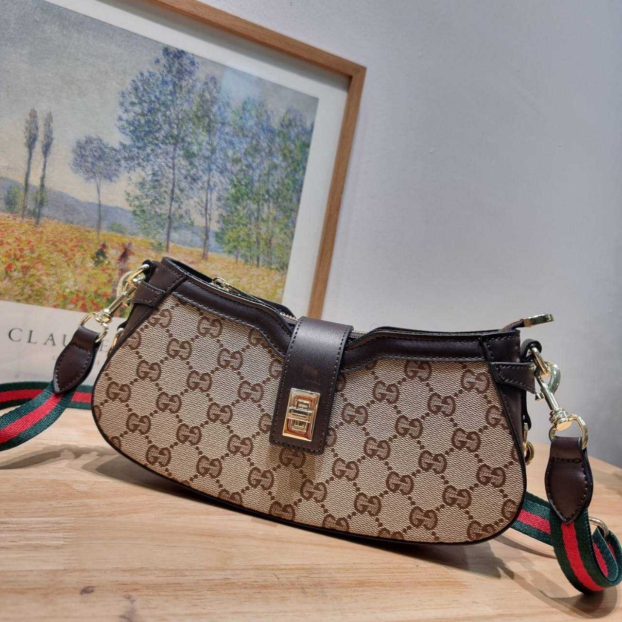 Gucci moon side mini shoulder bag สวยย้อนยุค y2k กำลังมาแรง กับอีกหนึ่งไอเท็มสุดจึ้ง ด้วยขนาดที่กำลังพอดี ดีไซน์คลาสสิคลัคชู ดูผู้ดี สวยแบบน้อยแต่มาก