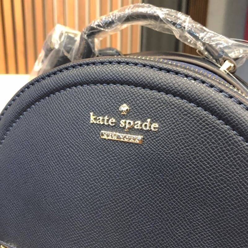 kate spade (spades) Back pack กระเป๋าเป้สะพายหลัง วัสดุหนังpu อยู่ทรง น้ำหนักเบา ใส่ของได้เยอะ ขนาดกำลังดีไม่ใหญ่จนเกินไป ภายในซับด้วยผ้าลายแบรนด์ มีสายสั้นสำหรับถือ สายสะพายยาวปรับได้ 5 ระดับ