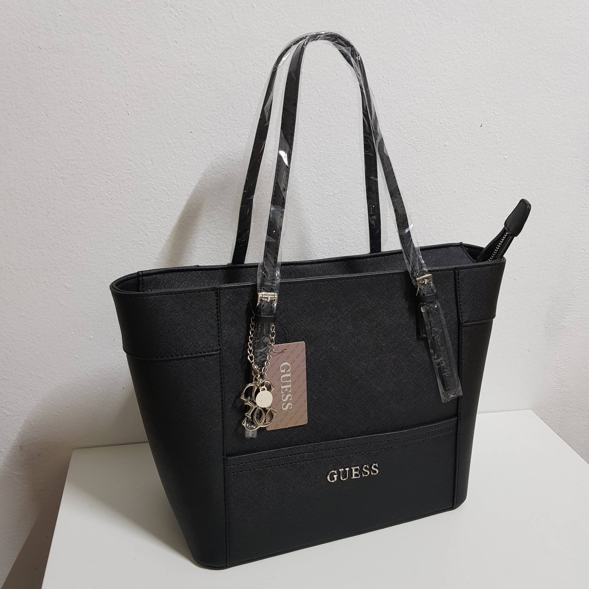 New !!! GUESS LARGE TOTE BAG พร้อมส่ง กระเป๋าถือทรง Tote ลายหนังซาฟเฟียโน่ น้ำหนักเบา ด้านหน้าติดโลโก้แบรนด์ตัวใหญ่อะไหล่เงินค่ะ พร้อมห้อยอะไหล่แบรนด์เพิ่มความหรู เปิดปิดกระเป๋าแบบซิป ซับในเป้นผ้าลายแบรนด์สวยค่ะ ภายในกว้าง ใส่ของได้จุทีเดียวนะค่ะ มีช่องซิ