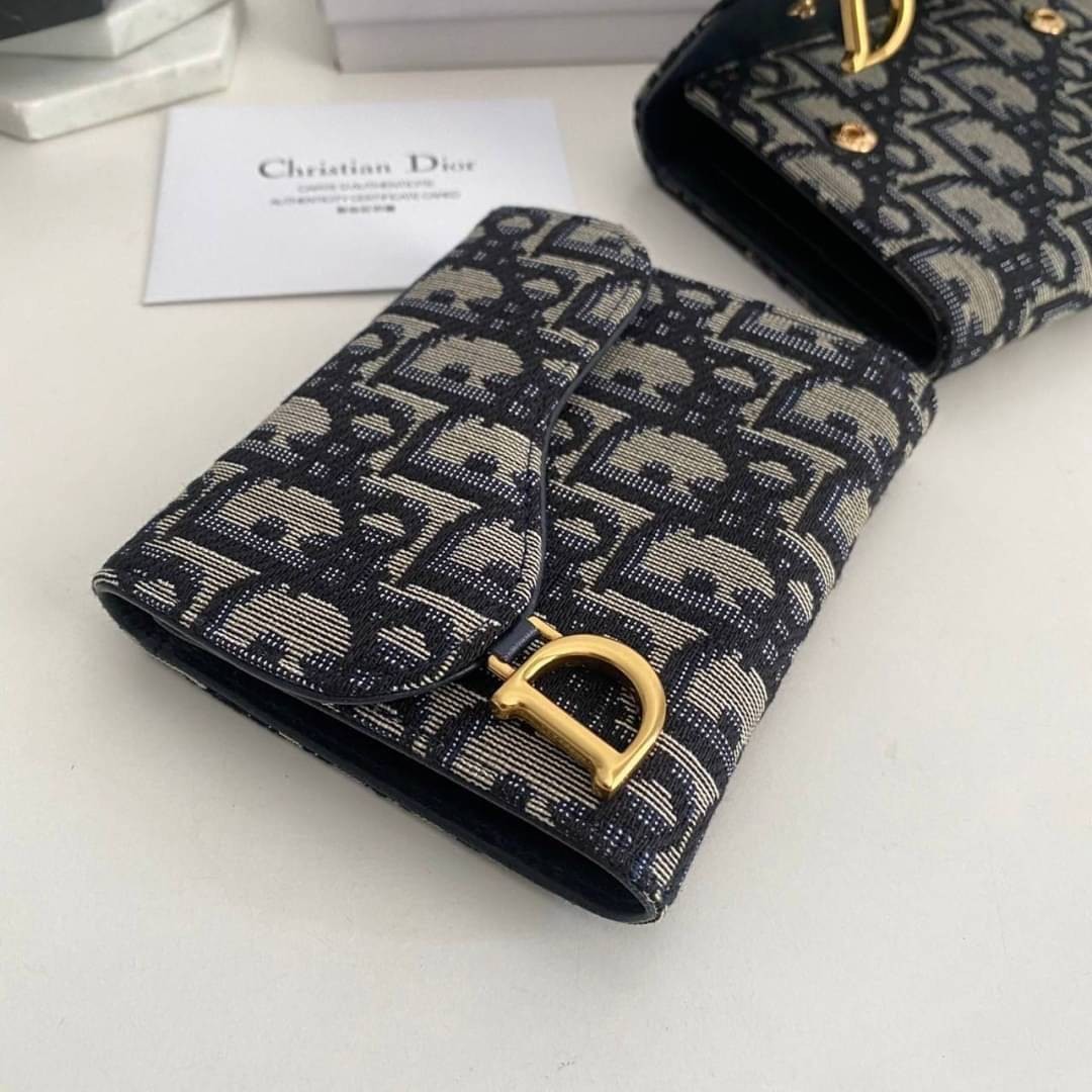 VIP 🥂DIOR Wallet Saddle Lotus / Dior tri-fold wallet กระเป๋าสตางค์ 3 พับ วัสดุหนังแท้ และผ้า Jacquard อย่างดี ทอสวยงาม ผสมผสานความสง่างามและคลาสสิกที่เข้ากับยุคสมัย ภาพสินค้าถ่ายจากงานขายจริง ใช้งานต่างประเทศได้