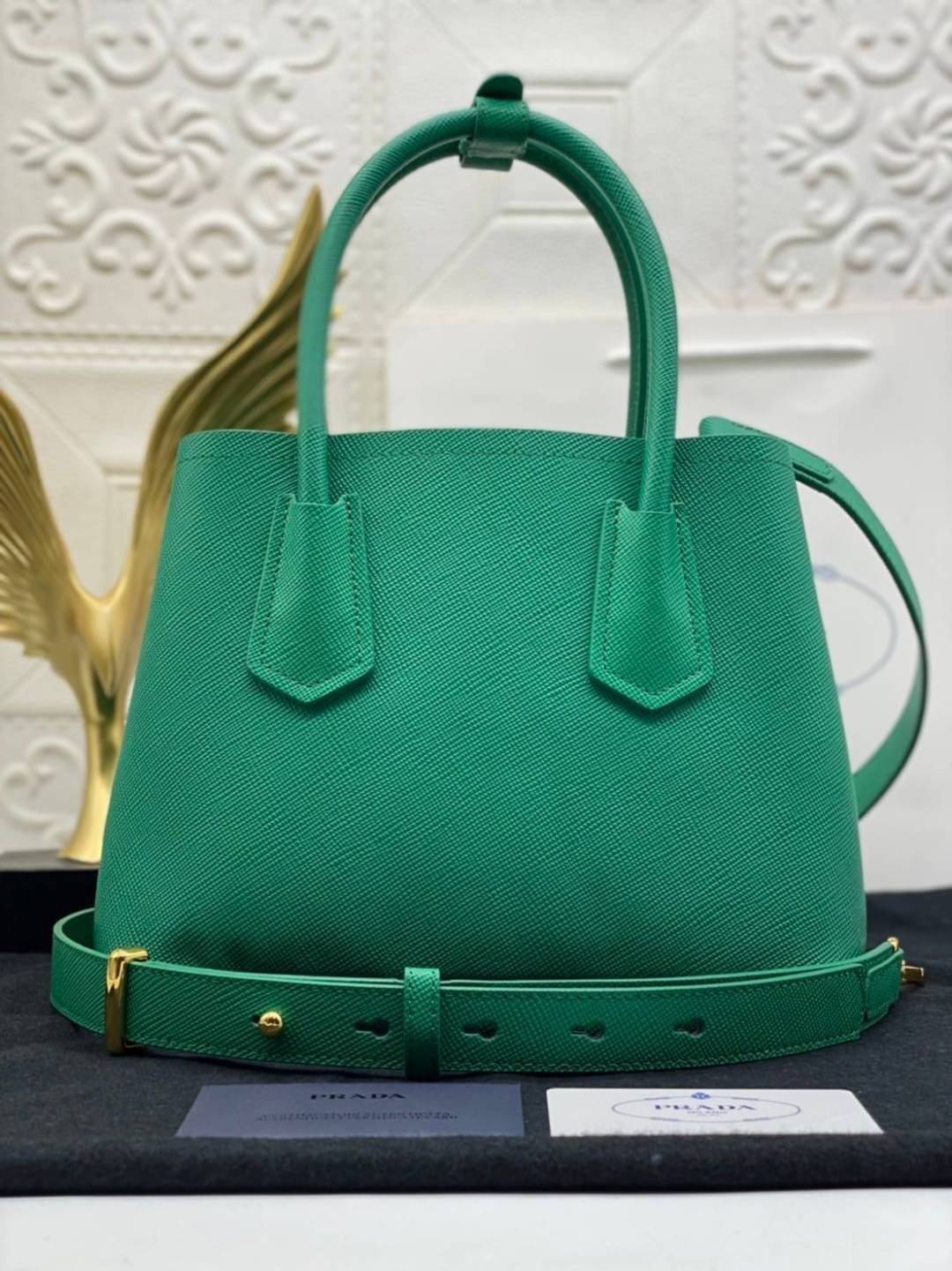 25cm Prada Small Saffiano Leather Double Bag / Prada Double Bag กระเป๋าสะพายพราด้า อีกหนึ่งรุ่นฮิต ให้พื้นที่จุของกว้างขวาง เป็น Tote Bag ใช้งานง่าย ได้ทุกที่ ทุกโอกาส ด้วยขนาดของกระเป๋าที่สามารถจุของได้หลากหลาย เป็นอีกรุ่นที่เหมาะสมสำหรับการเป็น Everyday