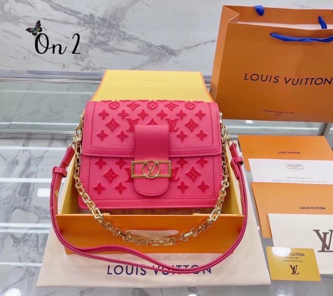 LV Dauphine Rose Fluo ไม่มองไม่เหลียวไม่ได้แล้ว!! ความหรูที่โดดเด่นโลโก้ปั้มนูนจากผ้ากำมะหยี่ สร้างดีเทลผู้ดี ลูกคุณมากๆ กระเป๋าสะพาย ดีไซน์เลิศ สวยปังในราคาโดนใจ แบบนี้ใครไหวไปก่อน ไม่ไหวก็ต้องสั่งได้เลยจ้า!!