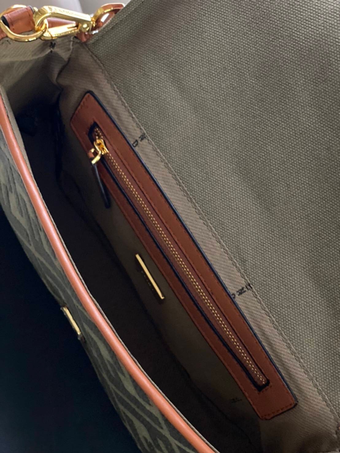 FENDI BAGUETTE BAG roma Lamb skin กระเป๋าสะพายสวยหรู โดดเด่น ดีไซน์ปั๊มโลโก้รอบใบ วัสดุหนังแท้ สลับผ้าแคนวาส มาพร้อมสาย 2 แบบ สำหรับคล้องแขน และสายครอสบอดี้สีทูโทน ภายในเป็นช่องโล่ง ใส่โทรศัพท์ กระเป๋าสตางค์ใบยาวได้สบายๆ ครบเซ็ทพร้อมเสิร์ฟความสวยให้ถึงบ้า