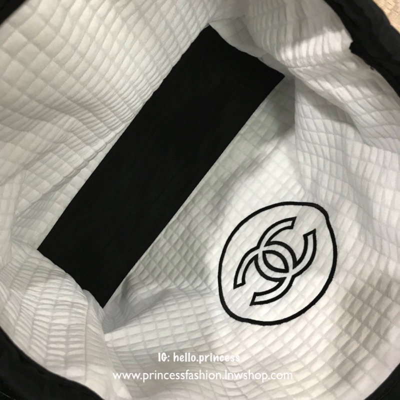 Chanel Large Tote Bag ViP Gift With Purchase (GWP) New in! กระเป๋าสะพายทรง shopping bag ใบใหญ่ VIP. gift ของแท้! จาก Chanel Cosmetic Counter วัสดุ Cotton & Nylon & Polyester เนื้อนิ่มลายตาราง ด้านหน้าปักโลโก้แบรนด์ เปิดปิดด้วยแถบแม่เหล็ก ซ่อนที่ปากกระเป๋า