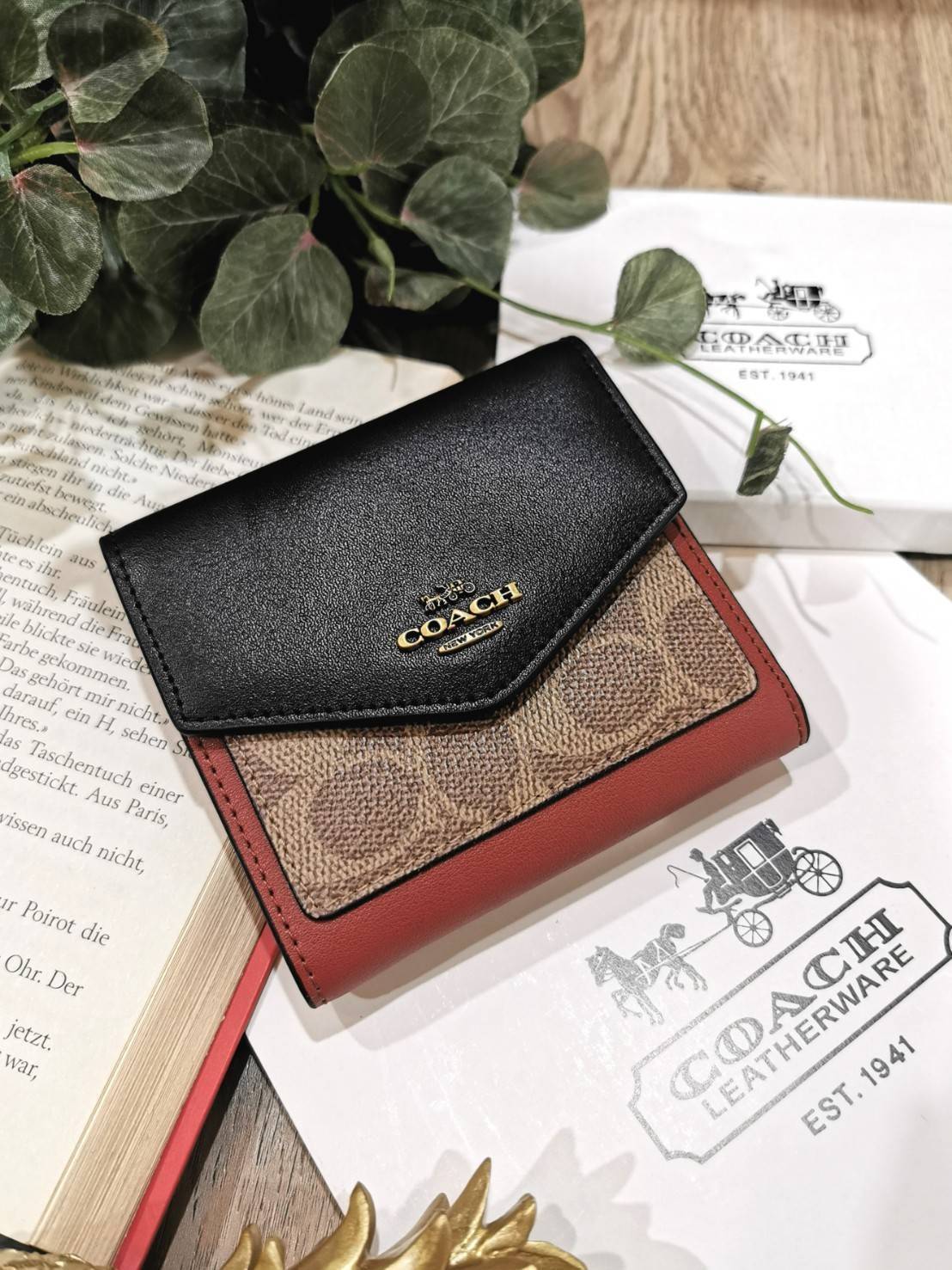 COACH FACTORY SHORT WALLET กระเป๋าสตางค์รุ่นใหม่ล่าสุดจาก Coach Factory Outlet ขนาดกำลังดี พกพาสะดวก ดีไซน์สวยน่าใช้ วัสดุหนังแท้เปิดปิดด้วยฝาปิด Envelop กระดุมด้านหน้ามีโลโก้แบรนด์ด้านหลังมีช่องซิปใส่เหรียญ หัวซิปแบรนด์ ภายในมีช่องใส่ธนบัตรใส่แบงก์พันได้