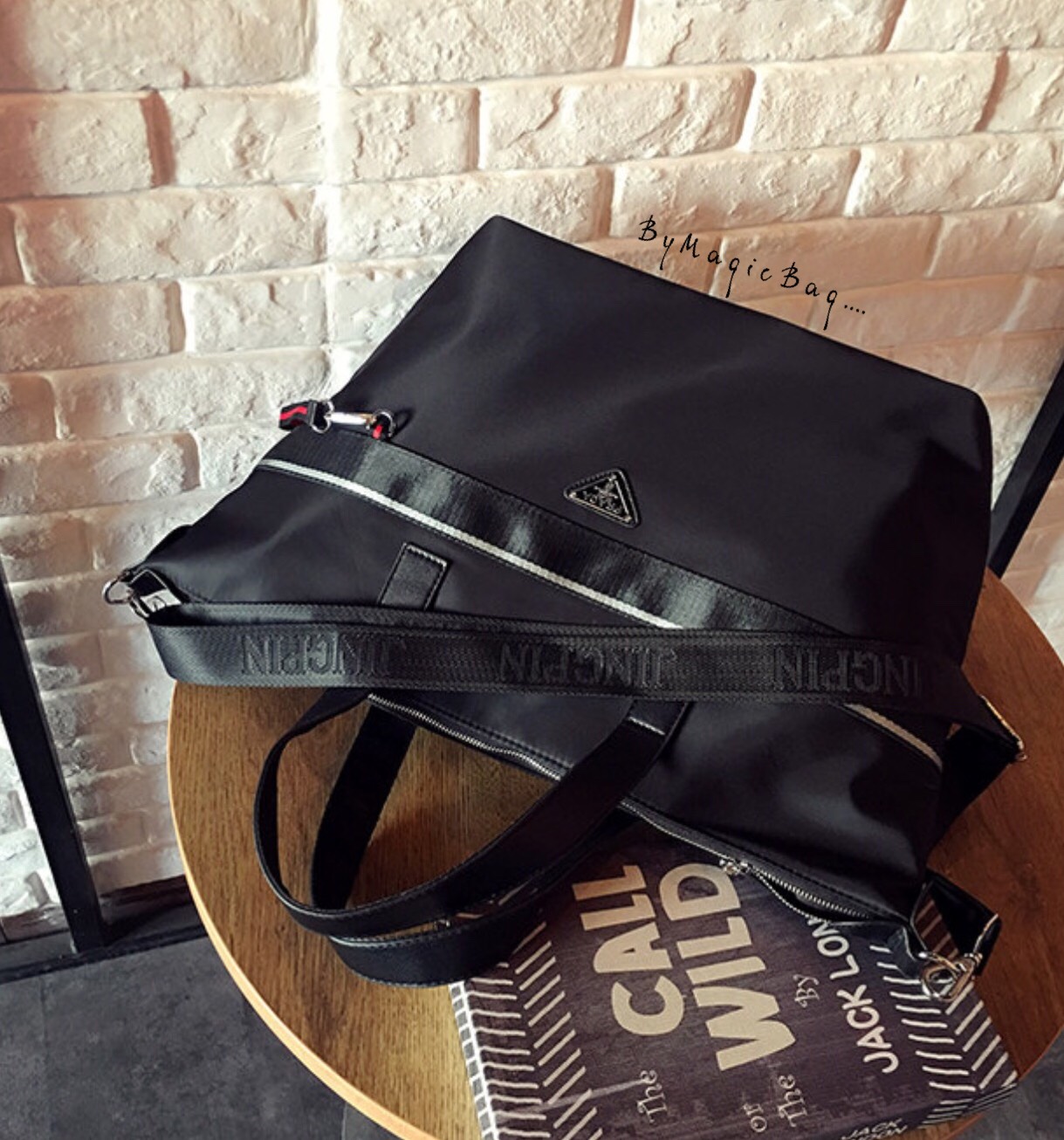 💕Prada💕 ใครกำลังมองหากระเป๋าใบใหญ่ ใส่ของเดินทางไปต่างจังหวัดได้ ขอแนะนำใบนี้เลยค่า เข้ากระแสมาก จุของได้เยอะสุดๆ งานติดโลโก้ ดูแพงมากๆ งานสวยผ้าไนล่อนอย่างหนา ดูมีราคาไม่ไก่กานะคะ สกรีนด้านหน้า อย่างดี สีไม่หลุดลอกง่าย น้ำหนักกระเป๋าเบา ใ