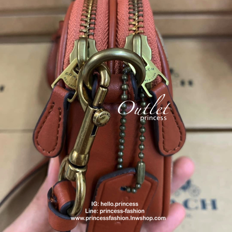 COACH CROSSBODY CLUTCH IN SIGNATURE BAG 💋รุ่นฮิต+สีหายากค่ะ!! กระเป๋าสะพาย+คล้องมือได้ วัสดุหนังแท้ผสมpvcค่ะ มีช่องซิปคู่ ภายในช่องใส่มือถือได้ทุกรุ่น;กระเป๋าเงินใบสั้นได้ ใส่ของจำเป็นสาวๆได้ครบค่ะ มีช่องเสียบบัตร2ช่อง และช่องโล่งให้ใส่ของจุกจิกค่