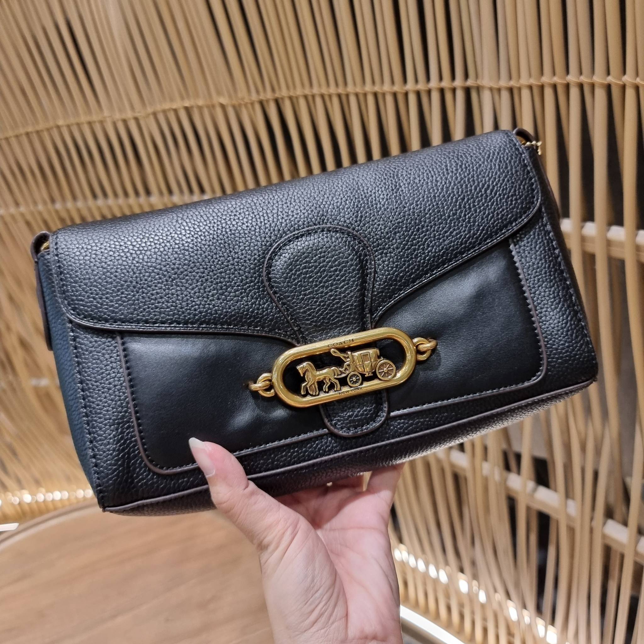 COACH SMALL JADE SHOULDER BAG [F91105,90782] กระเป๋าสะพายไหล่ ดีไซน์วินเทจย้อนยุค สวยคมชัด คลาสสิคใช้ได้ทุกลุค วัสดุหนัง pepble ทนทาน เปิด-ปิดด้วยฝาคาดโลโก้ พร้อมแถบแม่เหล็กในตัว รับรองแน่นหนา ด้านหลังมีช่องซิปให้ ภายในเป็นช่องโล่ง ขนาดกำลังดี ใช้งานง่าย 