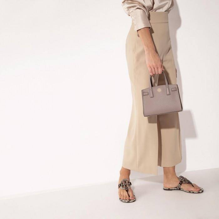 ของแท้ 💯% 】Tory walker Micro Satchel กระเป๋าถือหรือสะพายไหล่ วัสดุหนังแท้ ด้านหน้าประดับโลโก้แบรนด์ อะไหล่ทองสวยหรู