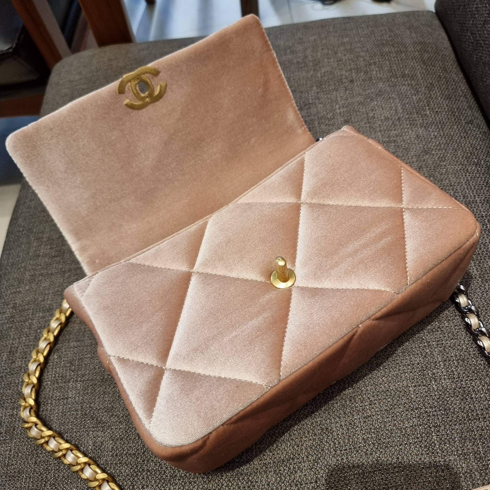 ไม่มองไม่เหลียวไม่ได้แล้ว!! ความหรูที่โดดเด่นจากผ้ากำมะหยี่ สร้างดีเทลผู้ดี ลูกคุณมากๆ Chanel vip boutique กระเป๋าสะพายจาก duty free ในราคาสุดประหยัด!! ดีไซน์เลิศ ตกแต่งด้วยโซ่ทูโทน ลงตัวแบบไม่มีที่ติ เปิด-ปิดด้วยตัวบิดล็อค ภายในโล่งกว้าง ใส่กระเป๋าสตางค์