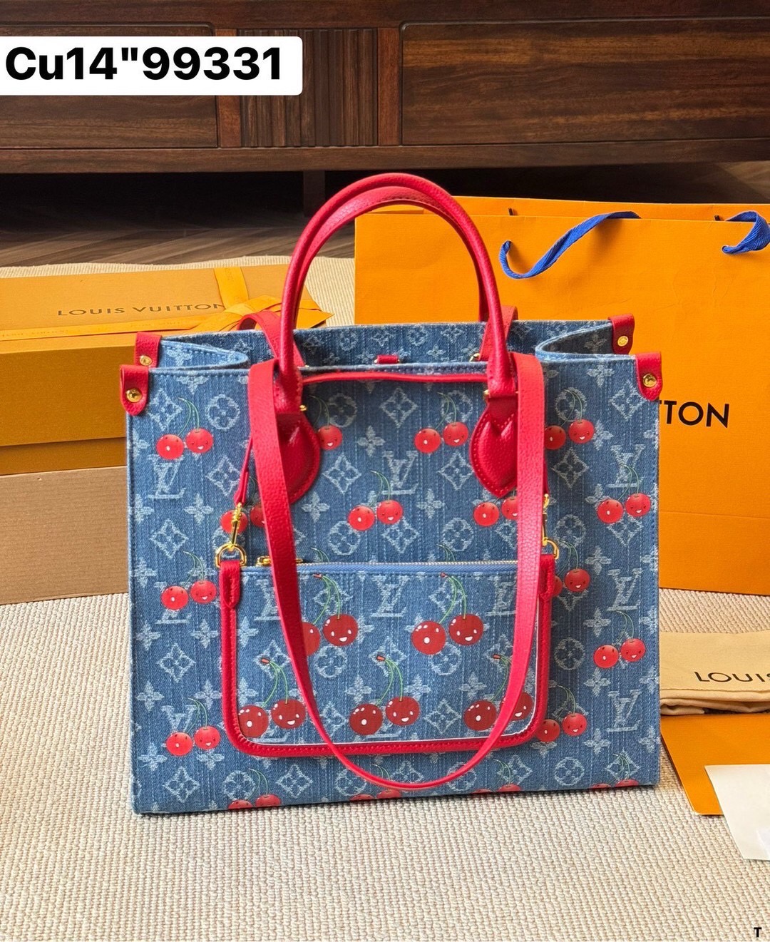LV OnTheGo MM Monogram cherry denim 35cm กระเป๋าสะพายทรงโท้ทใบใหญ่ จุของได้เยอะ ไอเท็มสุดโดดเด่นมีชีวิตชีวา ด้วยเดนิมวินเทจปักลายเชอร์รี่สีสันสดใสสะดุดตาสะท้อนสไตล์ไอคอนิก