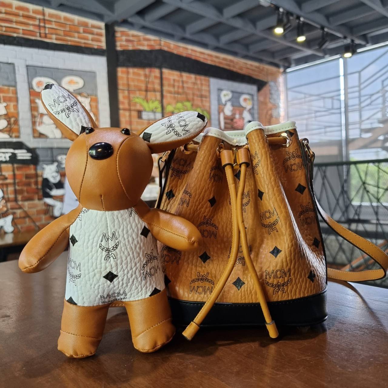 M.C.M ZOO RABBIT DRAWSTRING BAG IN VISETOS LEATHER MIX คอลเลคชั่นซูมาใหม่ ฮิตหนักมากที่เกาหลีและญี่ปุ่น ไอเท็มสุดคิ้วท์ น้องกระะต่ายโดดเด่น กระเป๋าสะพายทรง bucket ไซส์เล็กขนาดน่ารักน่าใช้ แฟชั่นสไตล์มากใบนี้ ดีไซน์น้องกระต่ายแอบในกระเป๋า และสามารถนำออกมาห