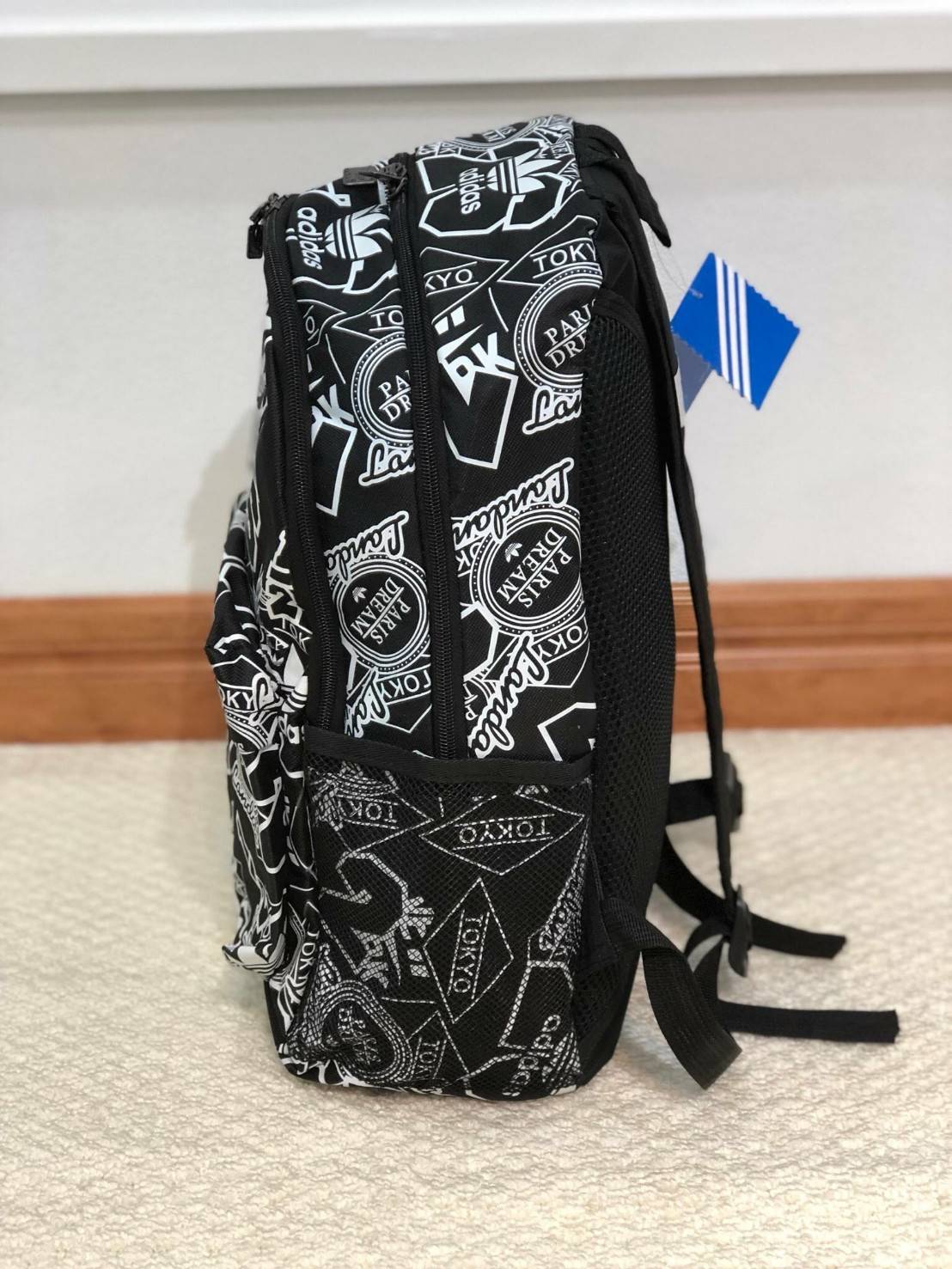 Adidas Backpack มีช่องสำหรับใส่ Notebook , Tablet ในตัวกระเป๋า สายเป้ และด้านหลังบุผ้าตาข่ายนุ่ม รองรับหลัง รูปแบบสวยทันสมัย รองรับทุกการใช้งาน เป็นกระเป๋าเป้นักเรียน-เป้กีฬา-สะพายเที่ยวชิลๆเลยค้า