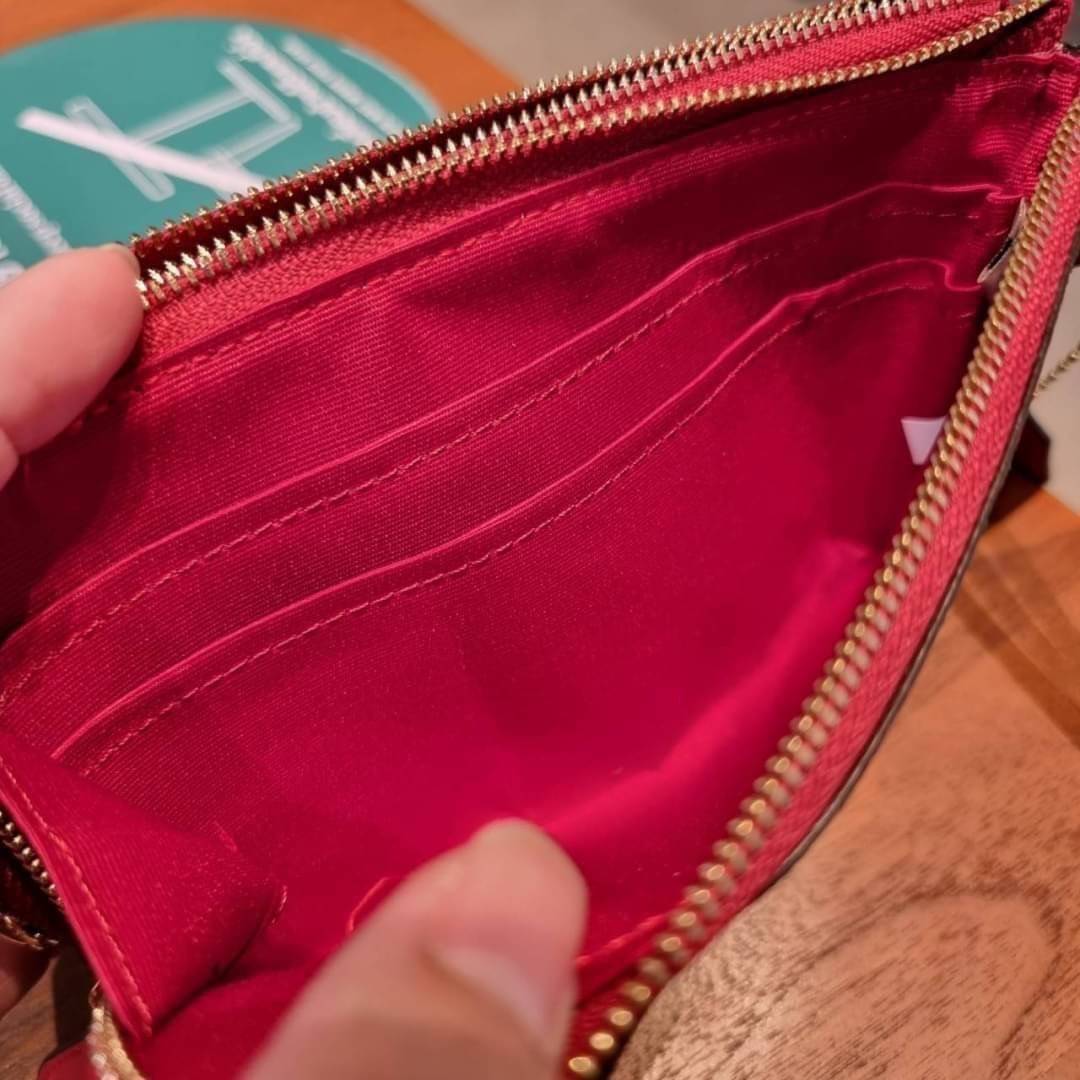 COACH F87591 DOUBLE CORNER ZIP WALLET IN SIGNATURE COATED CANVAS คล้องมือรุ่น 2 ซิป!! มาแล้วจ้า 🌟🤗 ไซส์นี้คือเหมาะมือจริงๆ พกง่ายเช่นเคย ไม่ต้องกังวลว่าจะเกะกะหรือกินพื้นที่กระเป๋าหลัก วัสดุหนังแคนวาสเคลือบลาย มีช่องหลักแยก 2 ช่อง ภายในบุผ