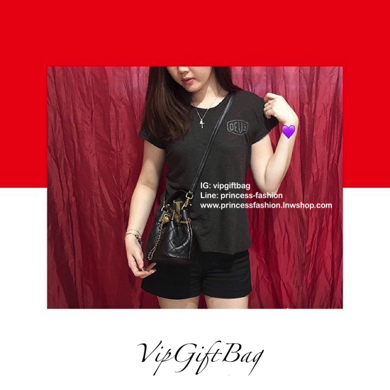 Chanel premium for gift ทรงขนมจีบ เป็นกระเป๋าถือ/สะพายหลังอเนกประสงค์หนังแกะสังเคราะห์โลโก้แบรนด์อะไหล่สวยหรู สายโซ่อะไหล่สีทูโทนรูดปิดกระเป๋า เก๋มากๆค่ะ อุปกรณ์ : กล่อง ถุงผ้าแบรนด์