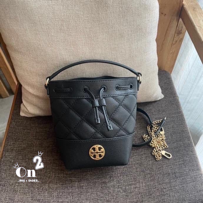 TORY BURCH WILLA MINI BUCKET BAG สุดปัง กระเป๋าสะพายทรงบัคเก็ต สวยผู้ดี โดดเด่นด้วยโลโก้สีทองดูหรู อัพลุคผู้ดี๊ผู้ดี วัสดุหนังแท้ ดีไซน์บุนวม เส้นคมดีเทลหรู เปิด-ปิดหนังรูดปากกระเป๋า มีหูหิ้วในตัว คล้องแขนเก๋ๆ ภายในเป็นช่องโล่ง มีช่องย่อย ใส่ของสำคัญจุกจิ