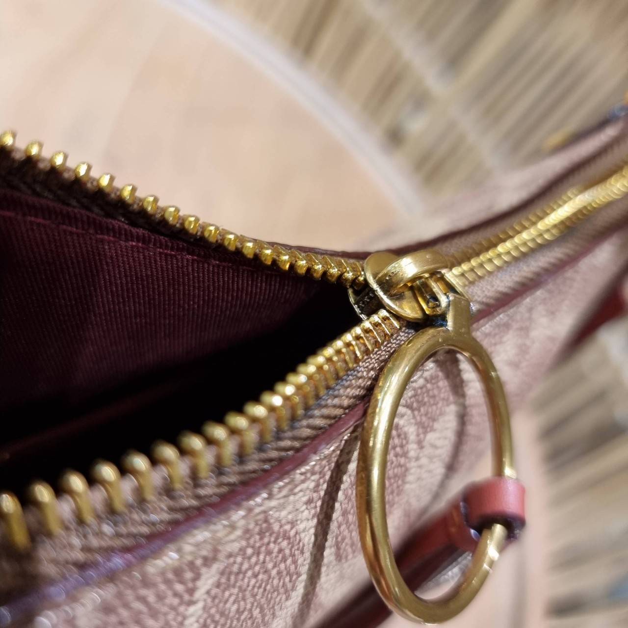 COACH 52577 SUTTON CROSSBODY IN SIGNATURE CANVAS กระเป๋าสะพายไหล่ สวยคลาสสิค สไตล์วินเทจ ใบใหญ่จุใจ วัสดุหนังแคนวาสเคลือบลาย สายคล้องไหล่ในตัว ภายในโล่งกว้าง จุของได้เยอะแน่นๆ มาพร้อมสายสะพาย crossbody ที่จะถอดออก หรือจะสะพายก็เก๋ สวยโดดเด่นแน่นอน พร้อมเส