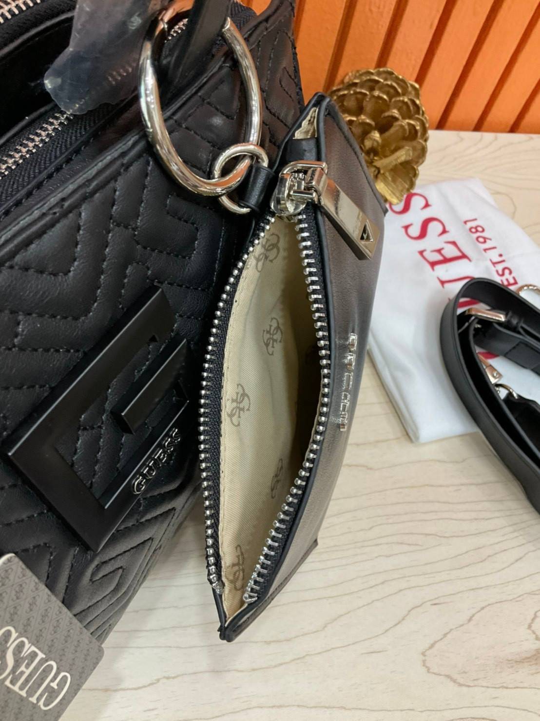ของแท้ 💯% 】Guess Women’s Crossbody Bag กระเป๋าสะพายข้าง มาพร้อมกระเป๋าใบเล็ก ถอดออกแยกใช้งานได้ วัสดุ Pu หนังนิ่ม จับนุ่มมือมากๆ ด้านหน้าประดับโลโก้แบรนด์ กระเป๋ามีดีเทลเย็บลาย G