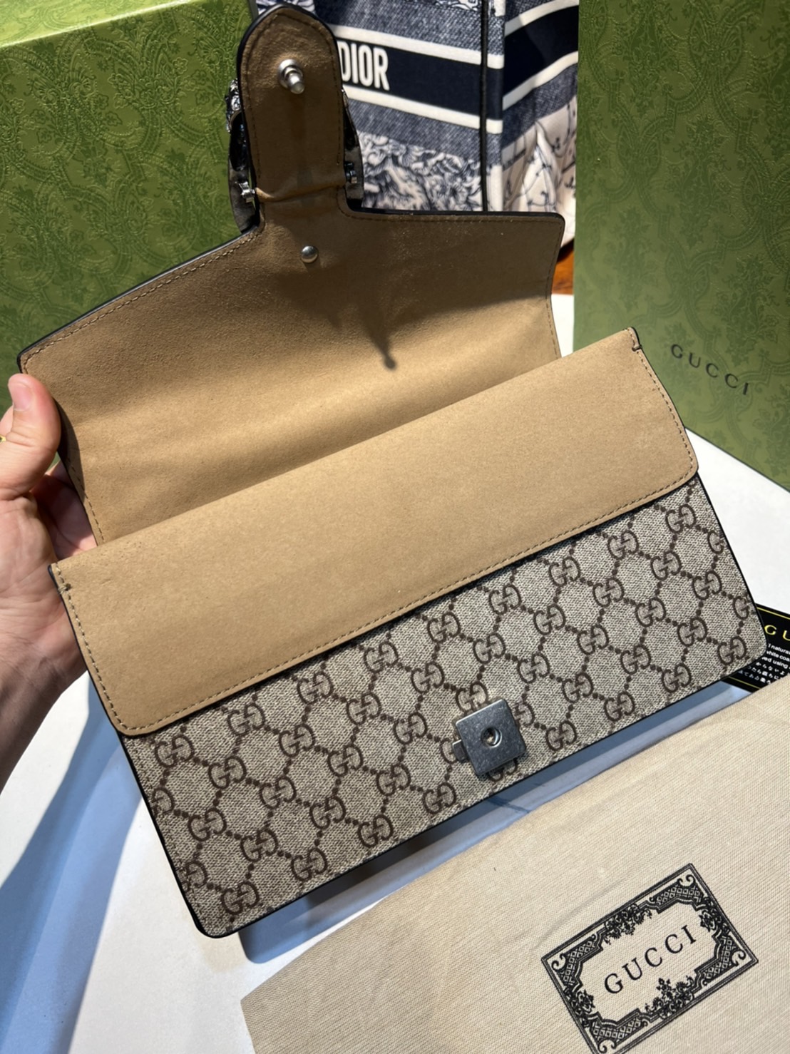 28CM / 11" หนังแท้ GUCCI Dionysus small GG shoulder bag ฮอตไอเท็ม รุ่นนี้ขายดีขายหมด สวยหรู คุณหนู ผู้ดีมาก!! นานๆ มาจะมาน้าา รุ่นหายากค่ะ กระเป๋าสะพายข้าง ดีไซน์อยู่ทรง ขนาดกำลังสะดวกใช้สำหรับสาว วัสดุหนังแท้เต็มใบ ภายในแบ่งสัดส่วนได้เป็นอย่างดี งาน