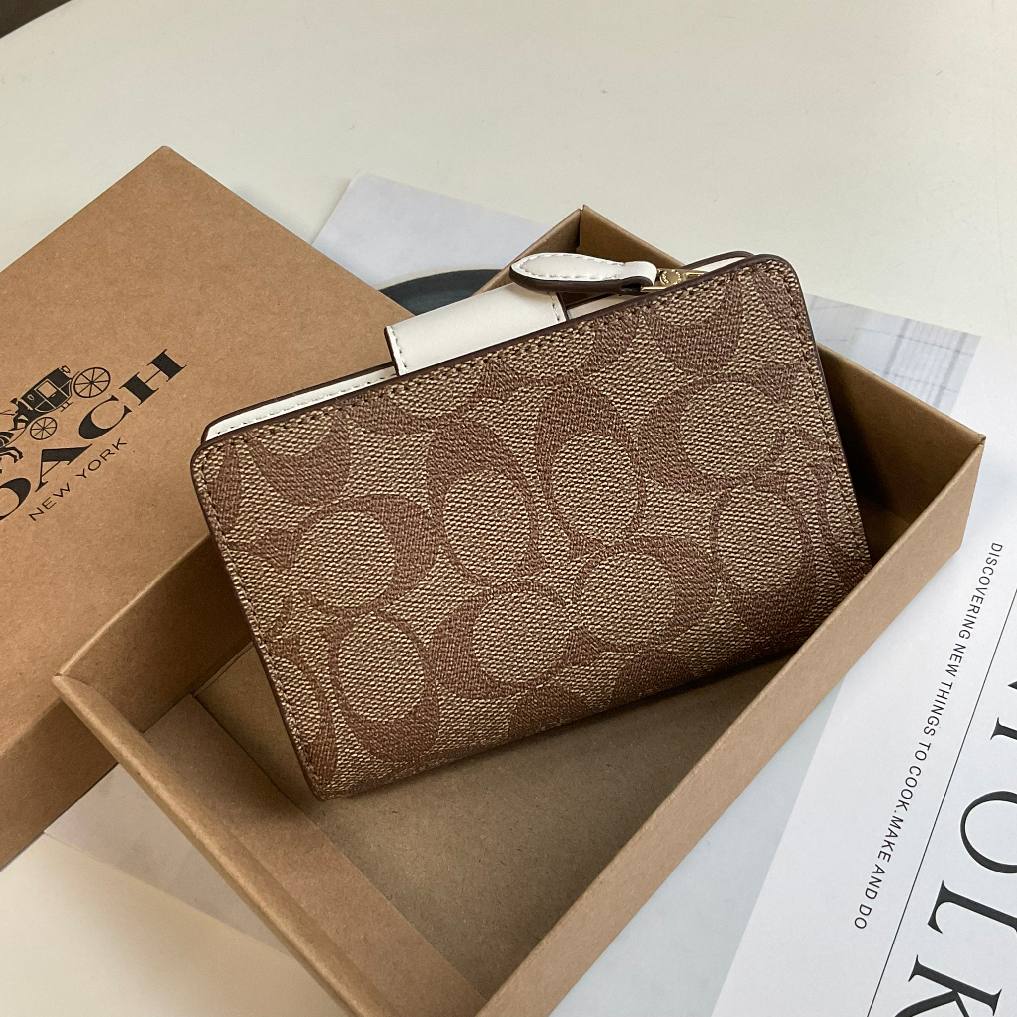 COACH SMALL WALLET IN SIGNATURE CANVAS กระเป๋าสตางค์ใบกลาง แบบพับสองตอน หน้าจดหมาย เปิดปิดด้วยกระดุมปั้มแบรนด์ ด้านในมีช่องใส่บัตรหลายช่อง พร้อมช่องใส่รูป และช่องใส่ธนบัตร ด้านหลังมีช่องซิปเหรียญอีกหนึ่งช่อง น้ำหนักเบา พกพาสะดวก อะไหล่ทองสุดหรู ห้ามพลาดค่