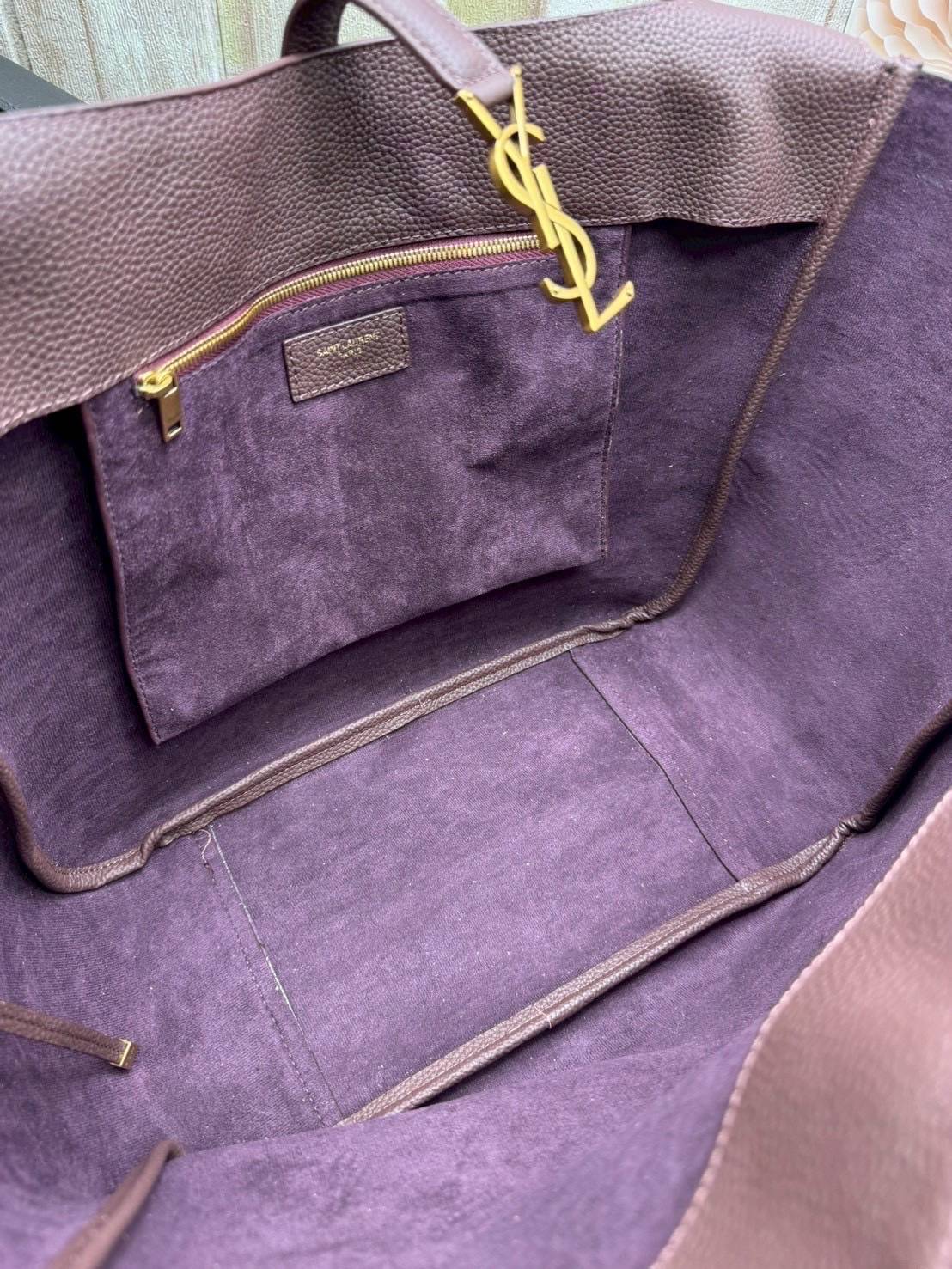 ORI หนังแท้ | YSL LE 5 À 7 BEA IN GRAINED LEATHER TOTE BAG กระเป๋าทรงโท้ทหนังแท้ลายเกรน สวยเด่นเป็นเอกลักษณ์ ดีไซน์เรียบแต่มาก สวยดูแพง ภายในโล่งกว้าง จุของได้เยอะ