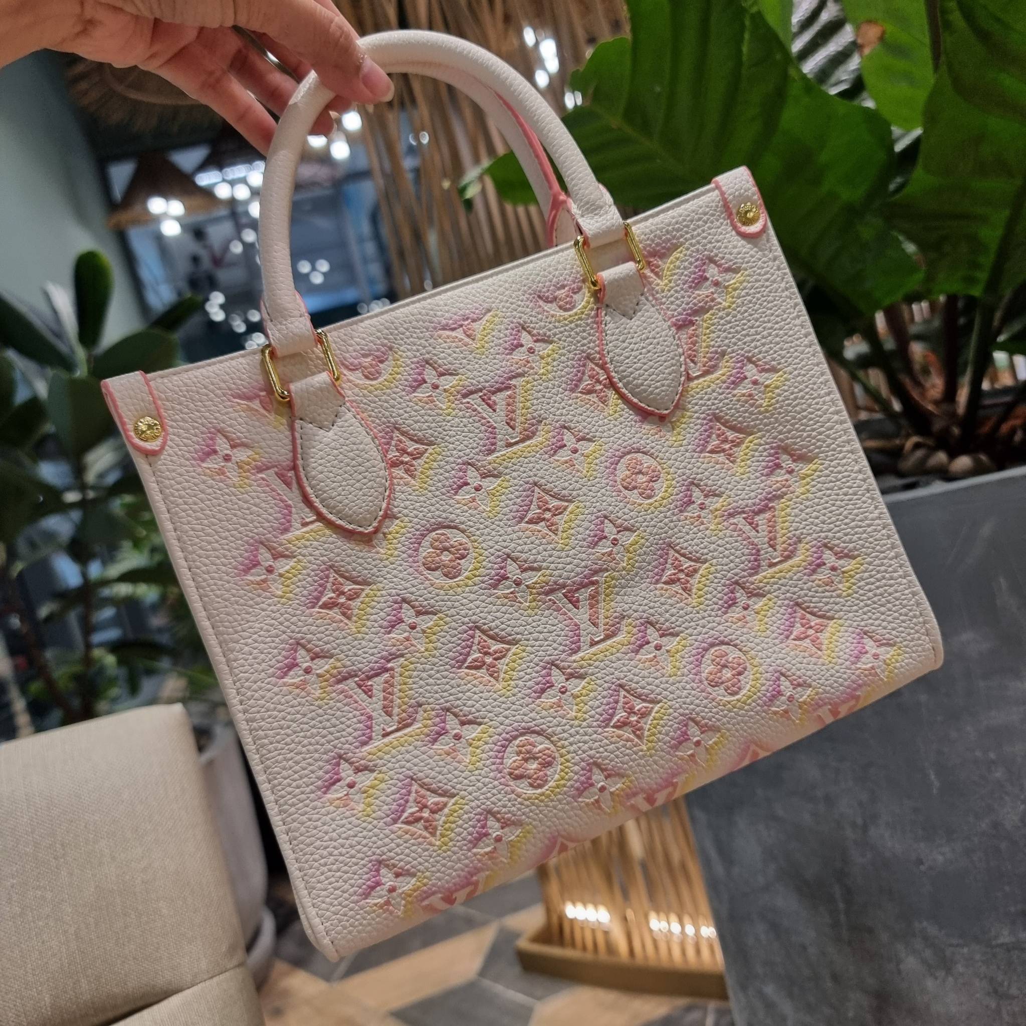 LV crossbody tote bag / LV Shopping Bag ดีไซน์ใหม่ น่ารัก ละมุน น่าใช้มาก กระเป๋าทรงโท้ทที่ใครเห็นต้องเป็นคลั่งรัก ดีไซน์คลาสสิค ผู้ดี หรูหรา โทนสีใช้งานง่าย ทุกสไตล์ วัสดุหนัง pepble มาพร้อมหูจับในตัว คล้องแขนก็ดูแพง หรือจะเกี่ยวสายครอสสะพายก็อัพลุคได้เล