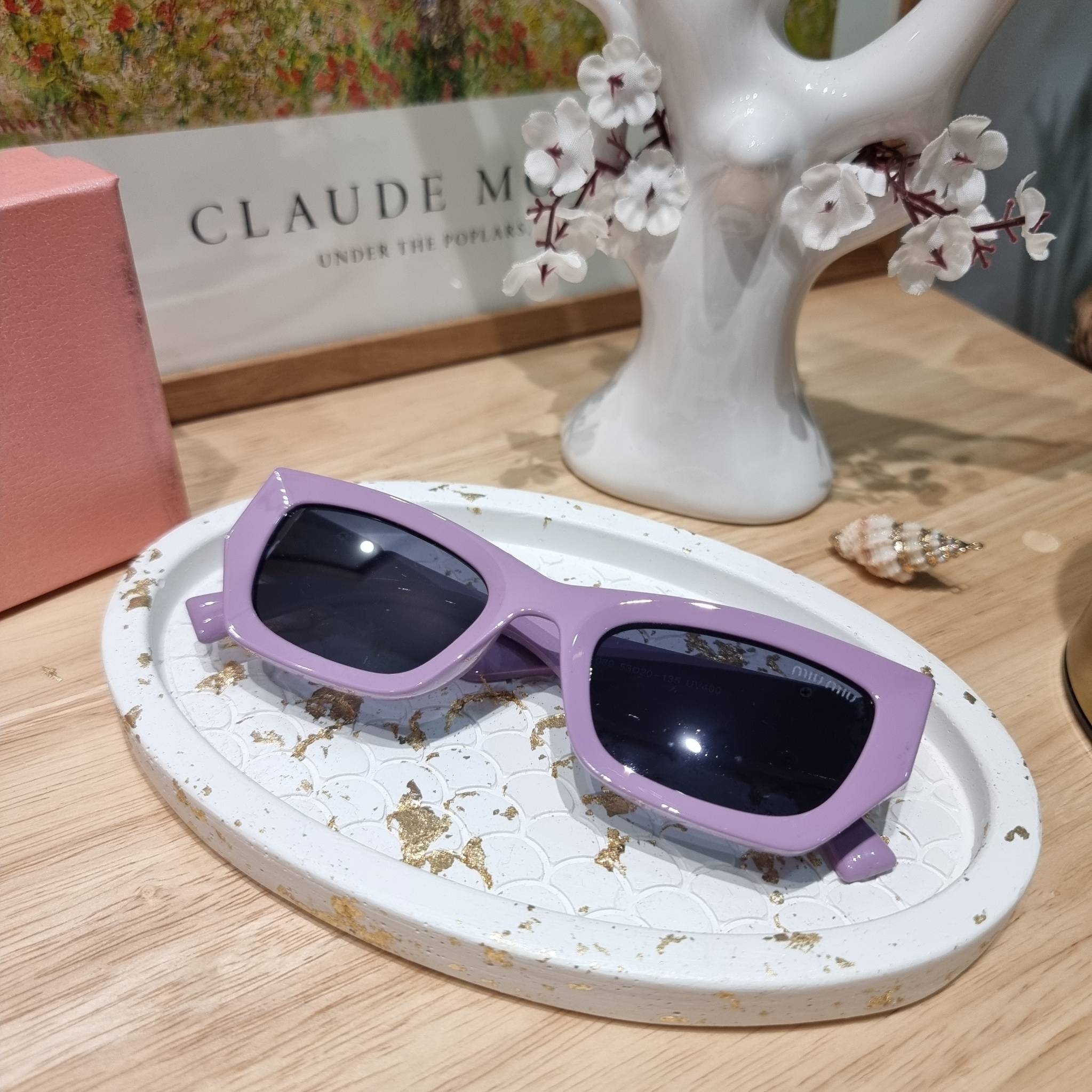 MIU MIU Sunglasses UV protection มาพร้อมอุปกรณ์ครบเซ็ท สวยปัง สวยตะโกน มีพกติดตัวไว้ไม่ตกเทรนด์ ใส่เสริมโหงวเฮ้ง ดูผู้ดี ใช้ได้ทุกโอกาส ทุกสถานการณ์ ใส่ที่บ้านถนอมสายตา ใส่ออกข้างนอกกันแดด กันลม กันฝุ่นก็มั่น ก็เลิศทั้งหมด
