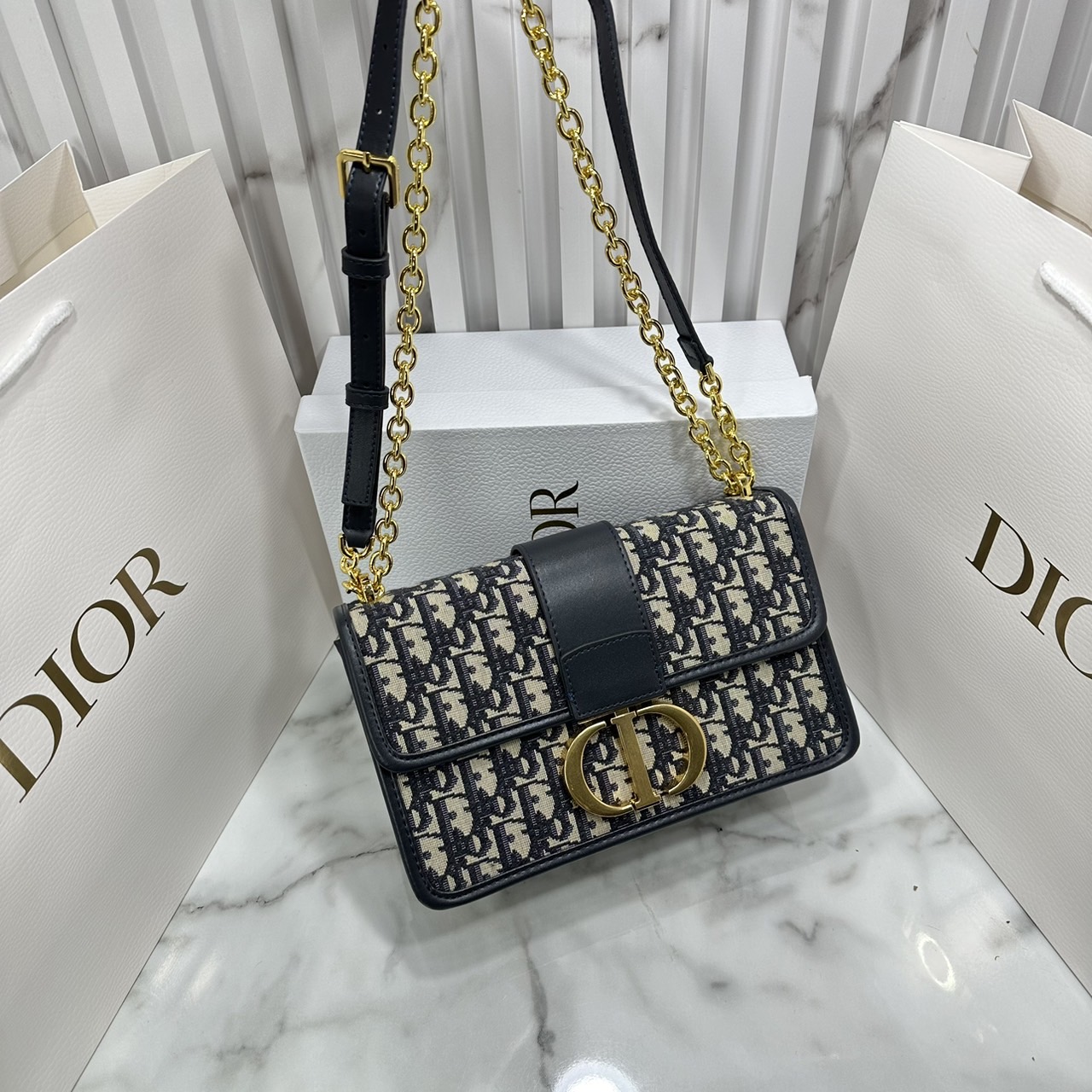 DIOR 30 Montaigne bag Oblique jacquard fabric in blue กระเป๋าสะพายรูปดีไซน์สุดคลาสสิกและสง่างาม หรูหราตามเอกลักษณ์แบรนด์ เกรดท็อปไฮเอน 1:1 ใช้งานต่างประเทศได้