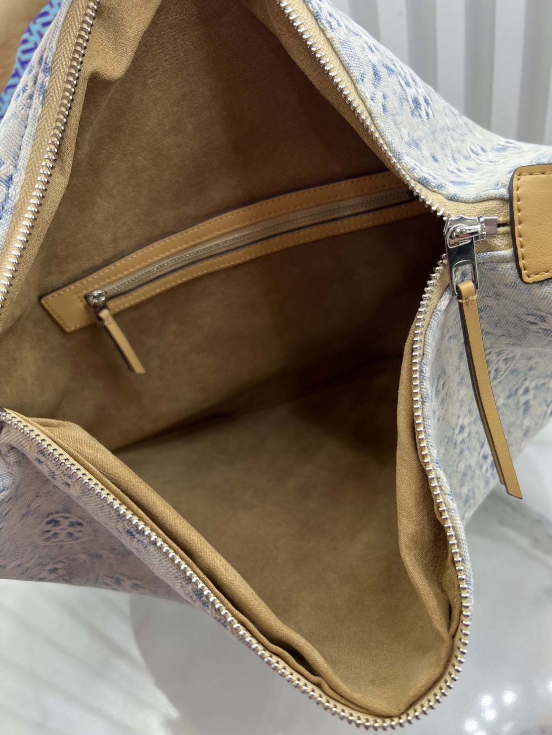 ORI หนังแท้ | Tory Burch T Monogram Balloon Bag 40cm กระเป๋าสะพายทรงโฮโบใบใหญ่ ถือหรือคล้องไหล่รูปทรงใหม่บอลลูนสวยหรูด้วยลายโมโนแกรมเต็มใบ ภายในโล่งกว้างจุของได้เยอะ คอลเลคชั่นใหม่มาแรง!