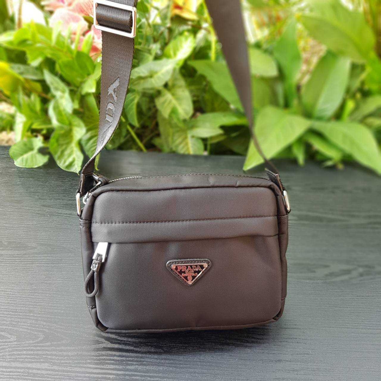 PRADA RE-NYLON MESSENGER BAG BLACK กระเป๋าสะพายทรง Messenger รุ่น Unisex ขนาดกำลังดี ดีไซน์เรียบ แต่หรูหรา สไตล์ Prada สายสะพายยาวปรับระดับได้ สามารถสะพายไหล่ และครอสบอดี้