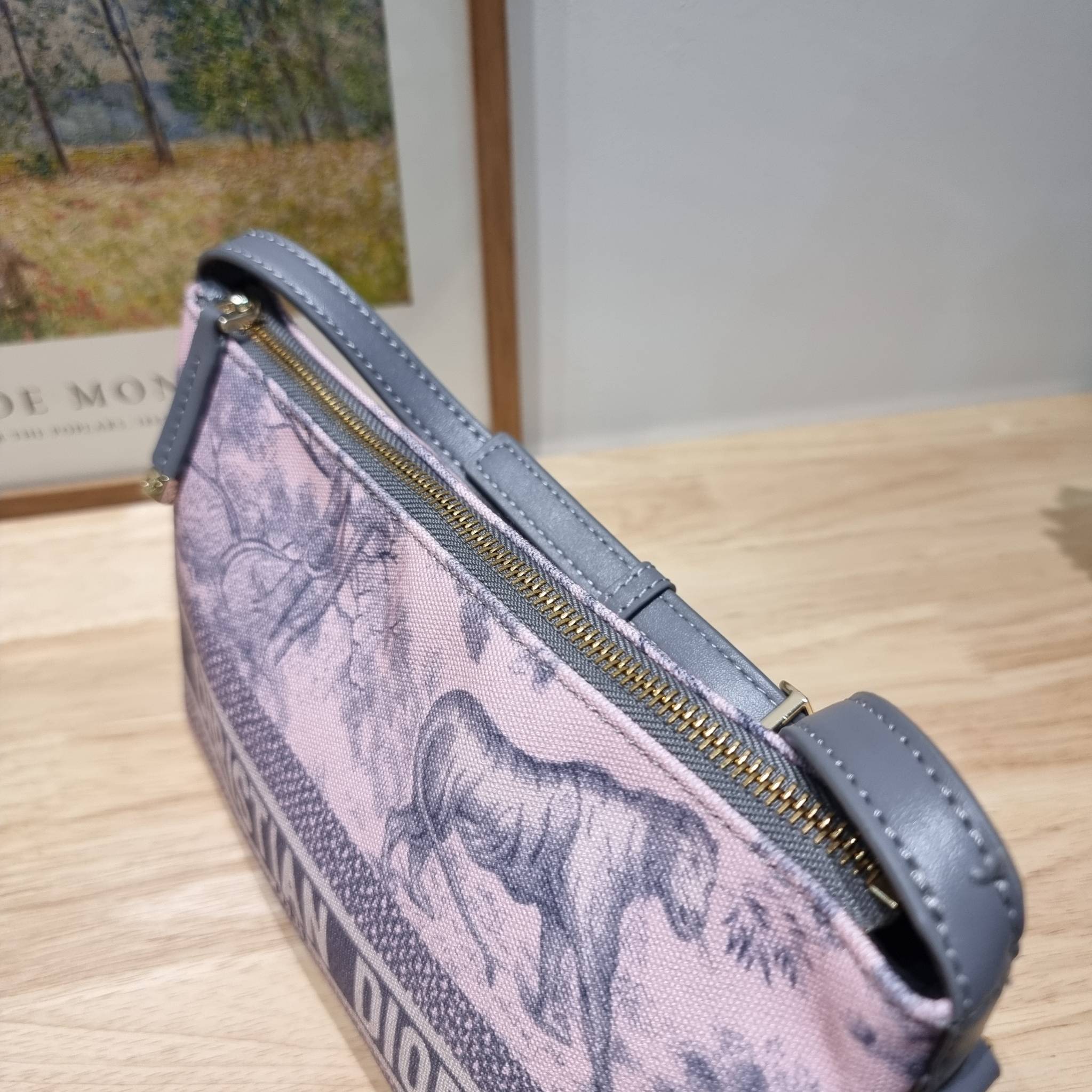 Dior travel nomad pouch / DIOR POUCH BAG พร้อมส่ง กระเป๋าทรงพอช ขนาดกำลังดี ดีไซน์ให้เป็นได้ทั้งกระเป๋าพกพาเอนกประสงค์ เวลาไปท่องเที่ยว หรือจะใช้เป็นกระเป๋าหลักพกของสำคัญก็ได้