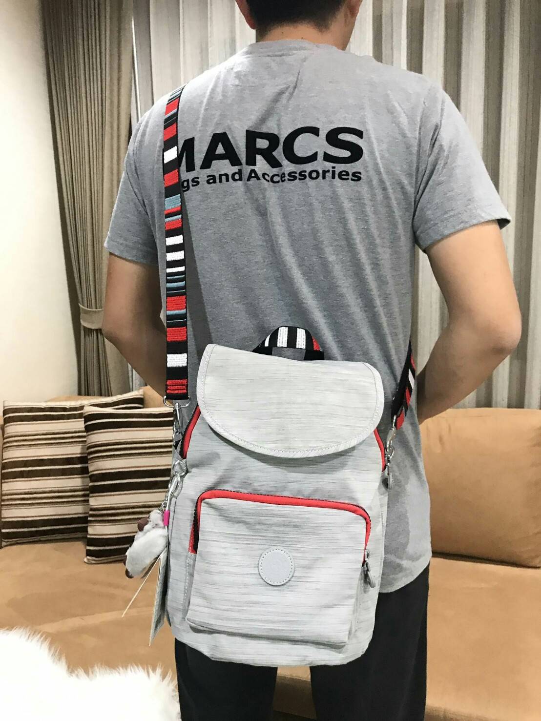 KIPLING ART 2WAY BACKPACK NEW ARRIVAL! กระเป๋าสะพายเป้สไตล์ลำลองรุ่นใหม่ วัสดุ Nylon+Polyester 100% โดดเด่นที่สามารถสะพายได้หลายแบบ ทั้งแบบเป้ หรือใช้สายยาวสะพายไหล่ หรือจะ Crossbody ก็ได้ค่ะ หูหิ้วเเละสายสะพายลวดลายสวย มีช่อง ซิปใส่ของด้านหน้า มีช่องใส่ข