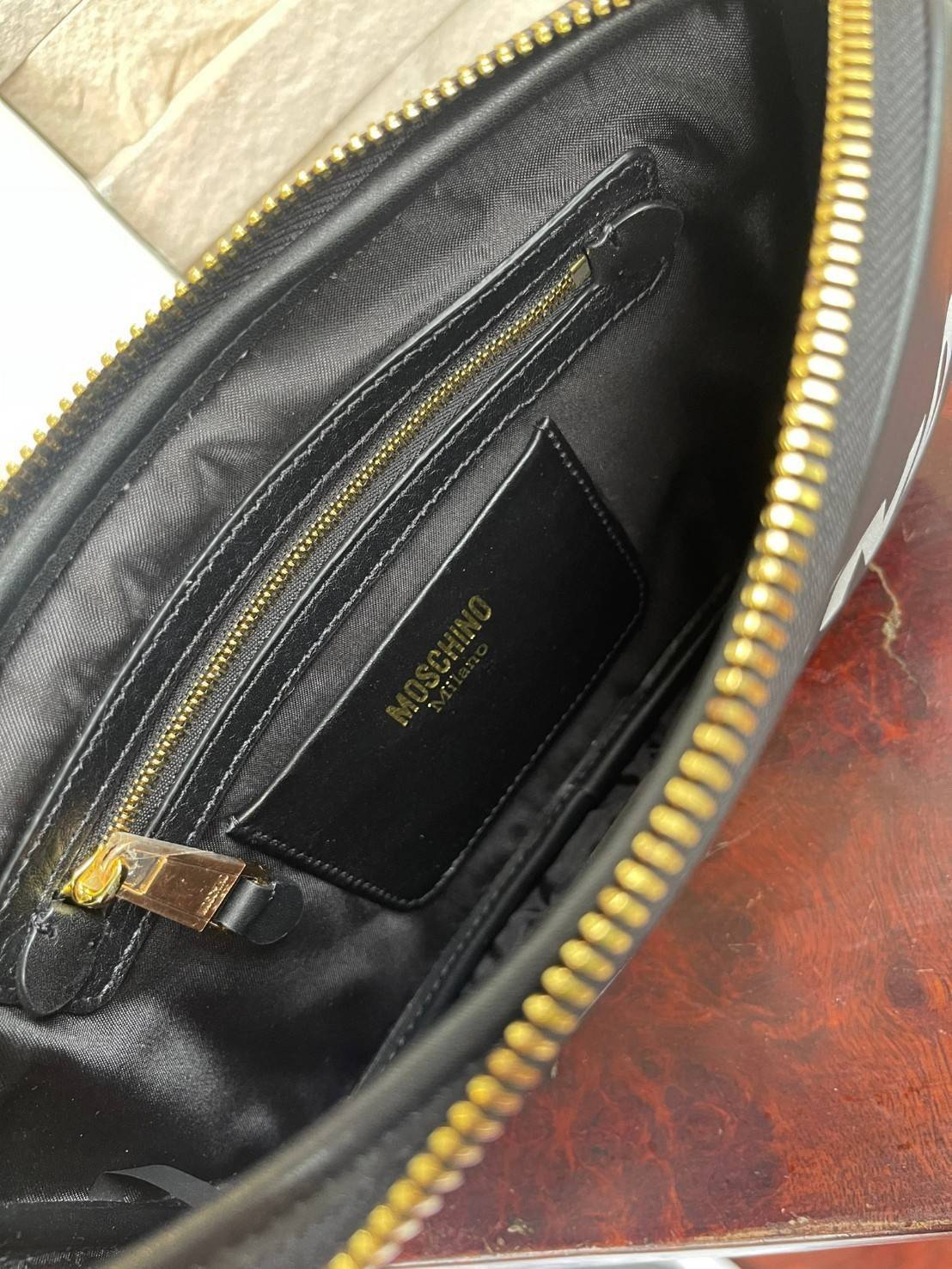 Moschino logo cross body bag แบรนด์ดังสุดแซบจากประเทศอิตาลี ดีไซน์เรียบง่ายด้วยหนังวัวแท้100%แต่ไม่ดูเว่อร์วังแบบออกงานจนเกินไป จึงสามารถสะพายไปเดินเล่นชิล ๆ วันหยุดหรือจะหิ้วไปออฟฟิศก็ยังได้ และความพิเศษของรุ่นนี้ก็คือ มีช่องสำหรับใส่บัตรเครดิตและช่องซิป